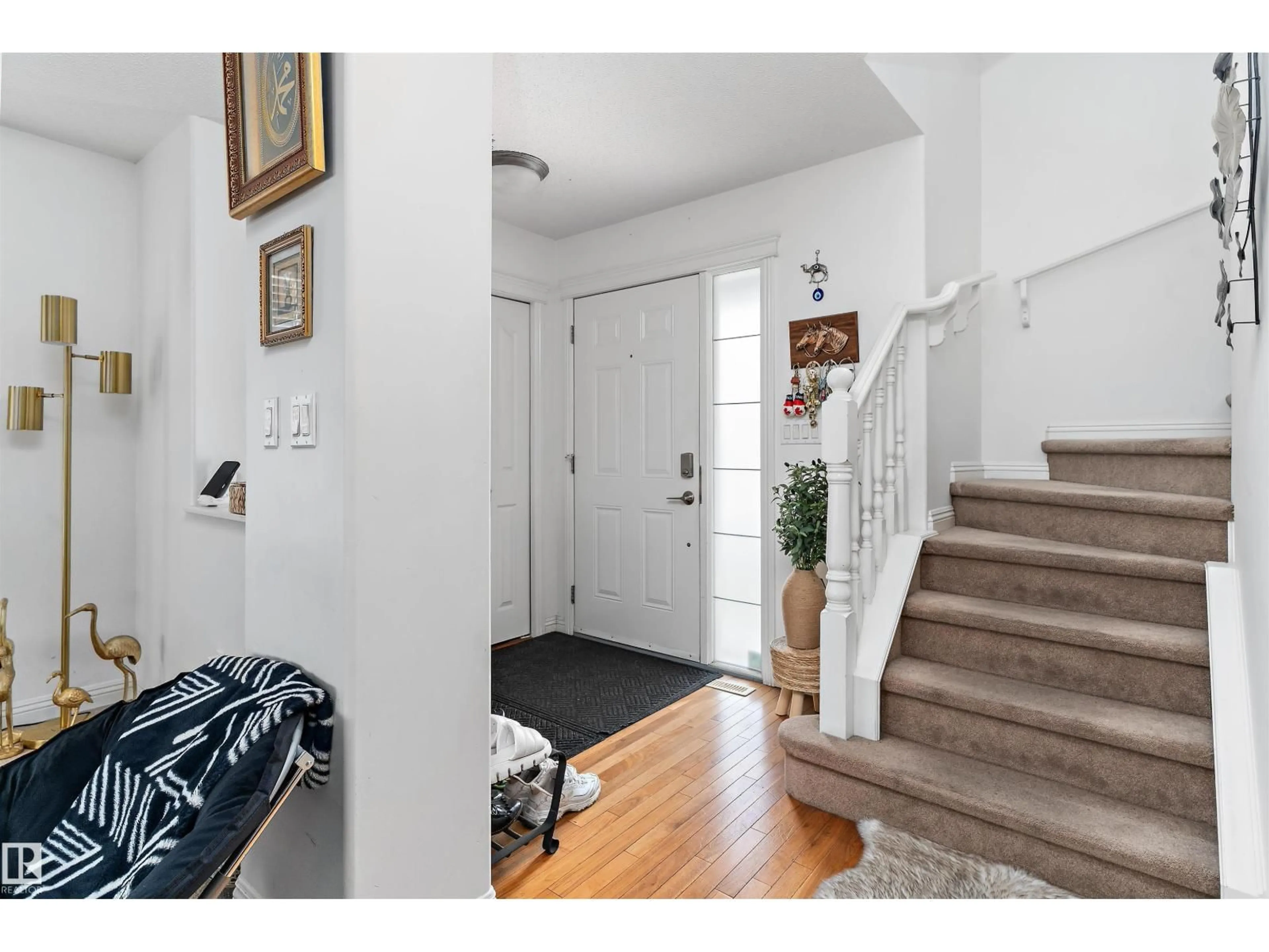 Indoor entryway for 20404 60 AV, Edmonton Alberta T6M2Z2