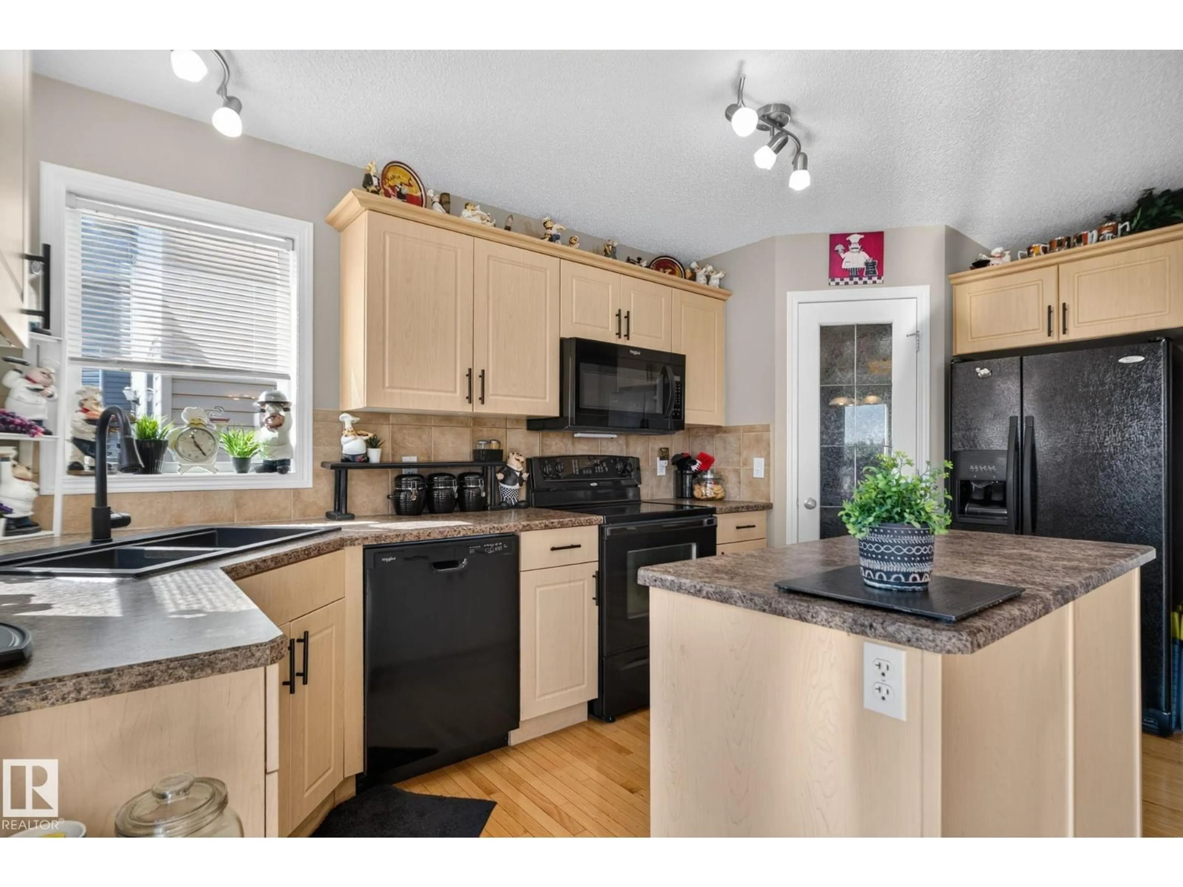 Standard kitchen, wood/laminate floor for 226 BROOKVIEW WY, Stony Plain Alberta T7Z2X7