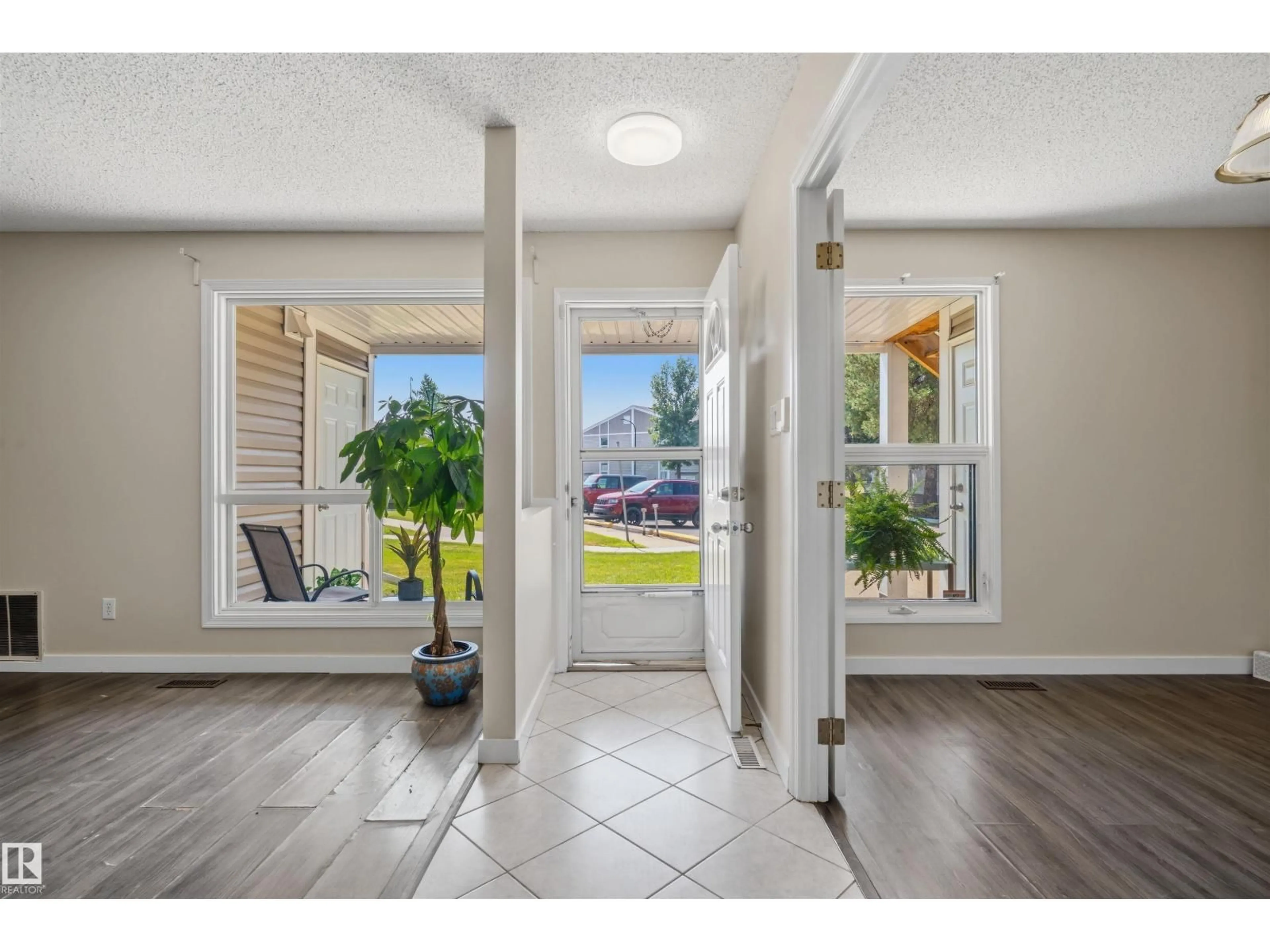 Indoor entryway for #47 - 2204 118 STREET, Edmonton Alberta T6J5K2