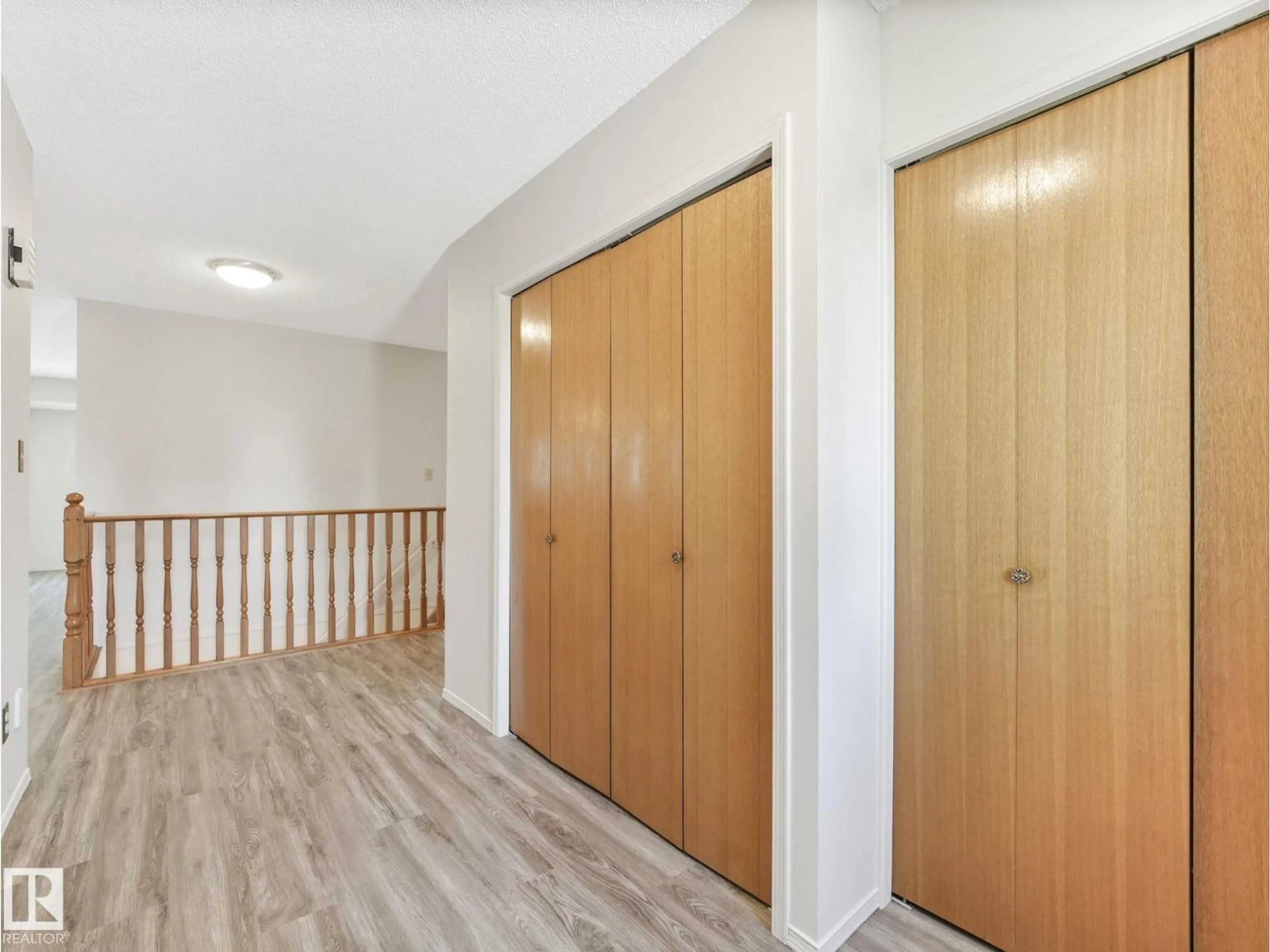 Indoor entryway for 1521 62 ST, Edmonton Alberta T6L6J4