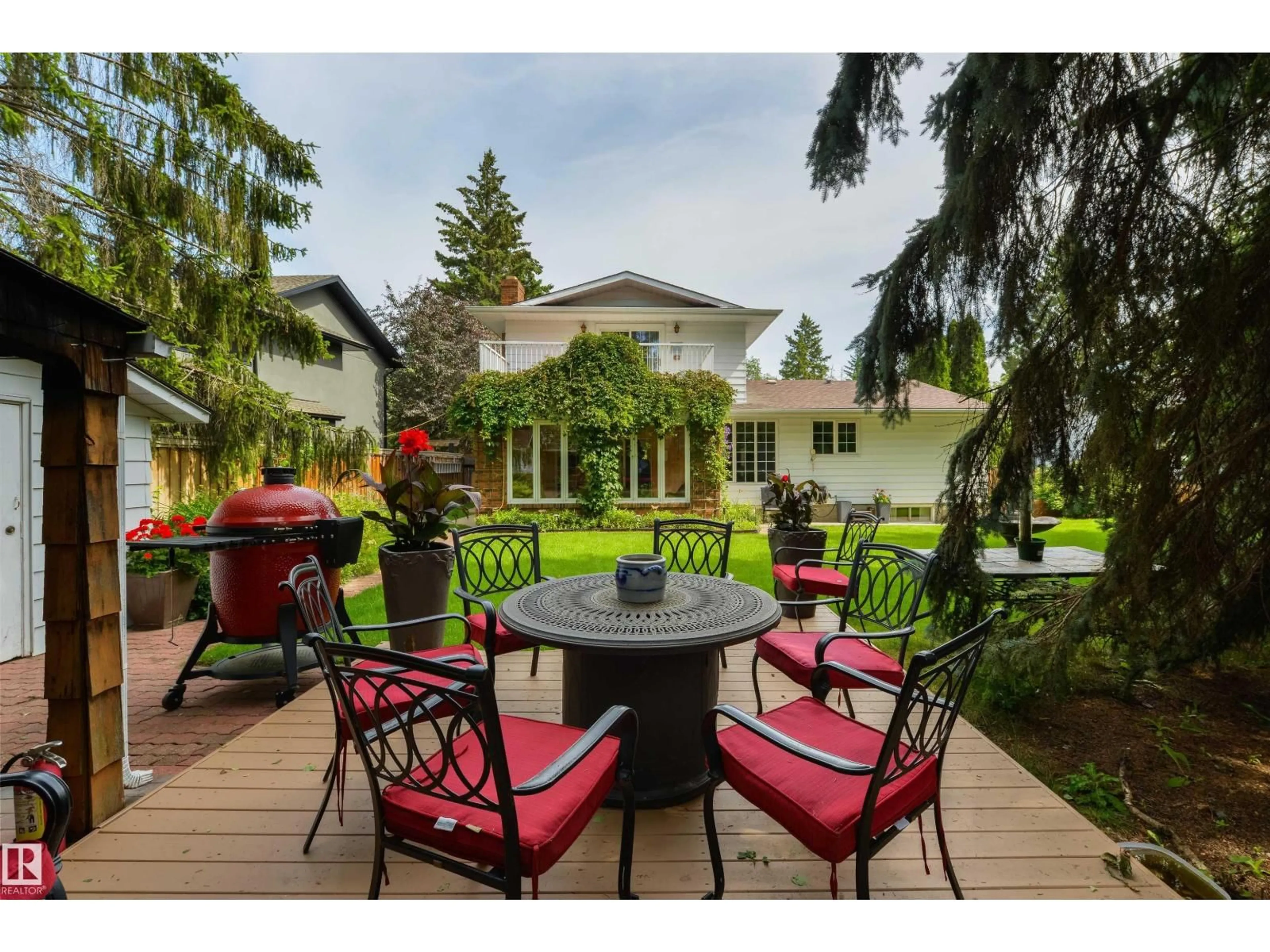 Patio, street for 206 WOLF WILLOW CR, Edmonton Alberta T5T1T2