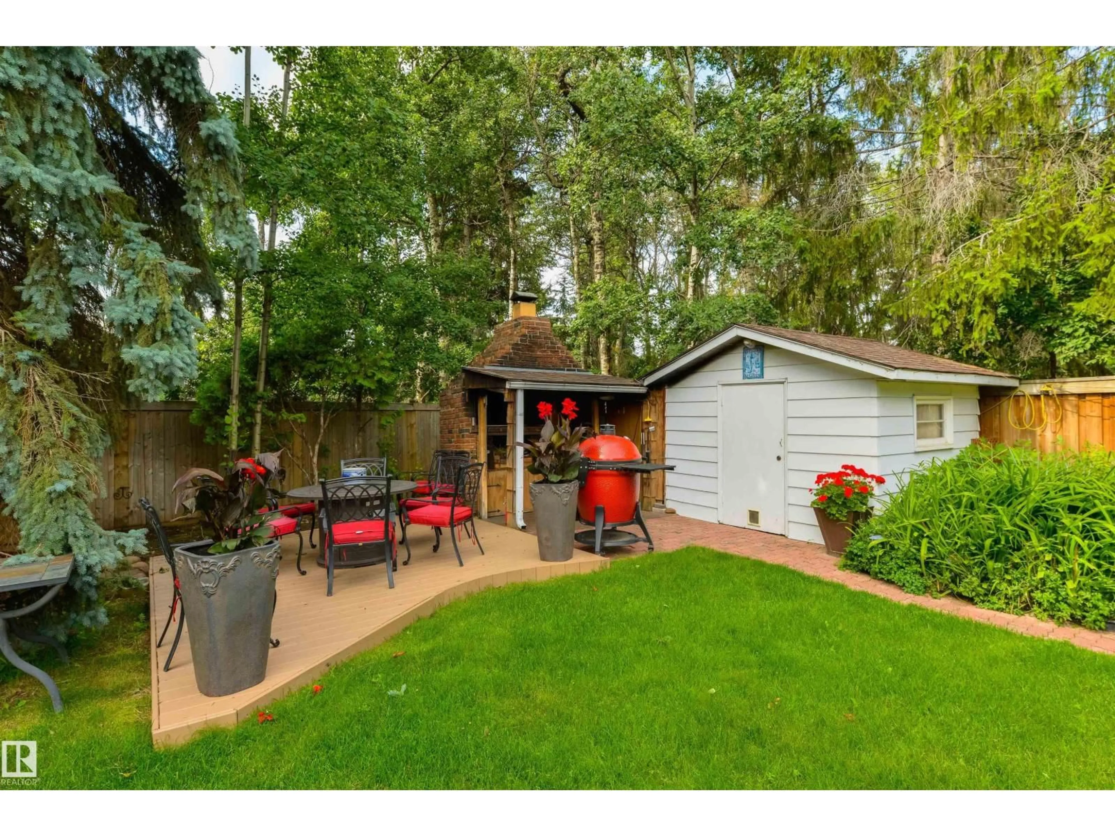 Patio, street for 206 WOLF WILLOW CR, Edmonton Alberta T5T1T2