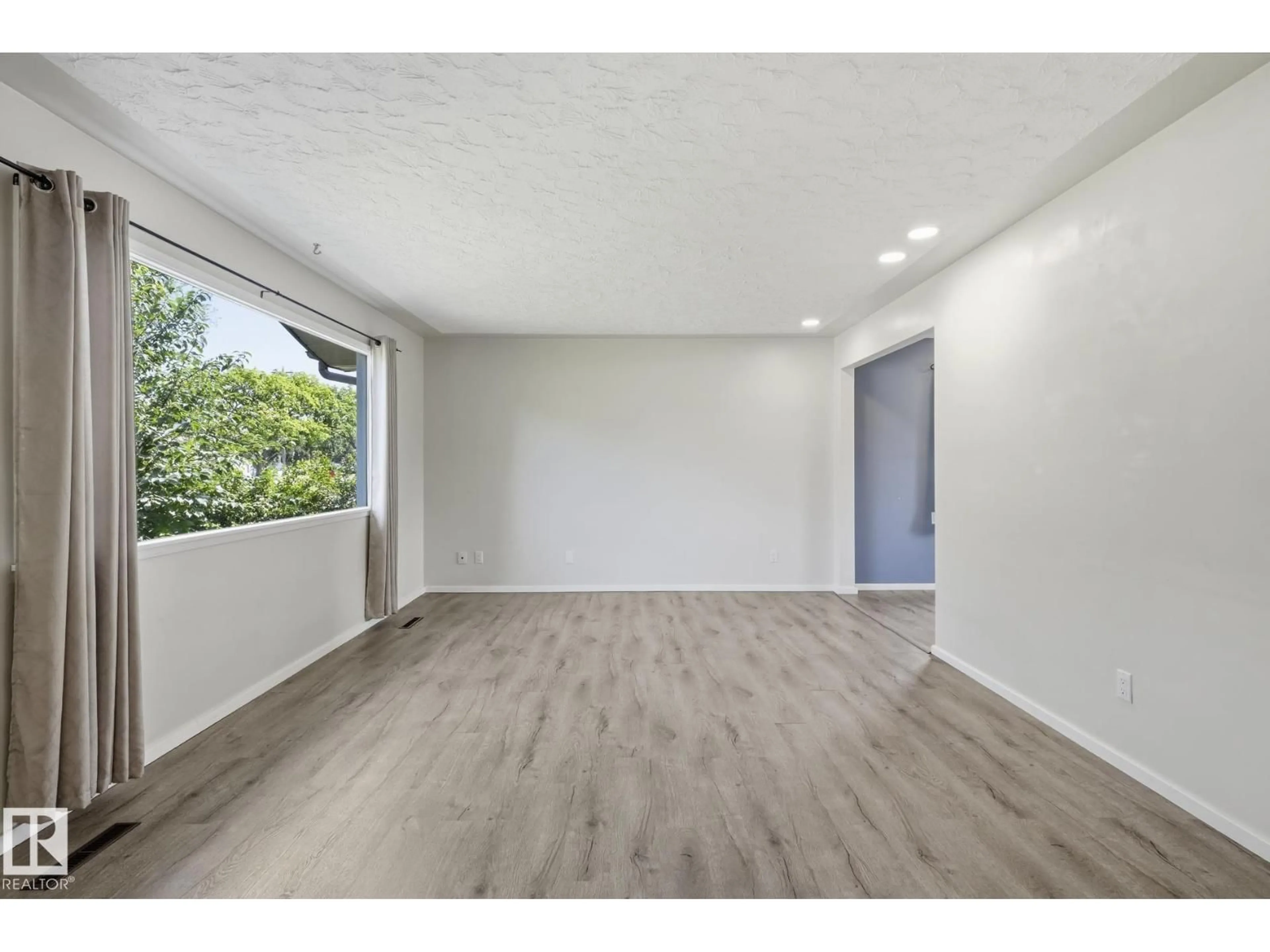 A pic of a room for 10527 137 AV, Edmonton Alberta T5E1Z1