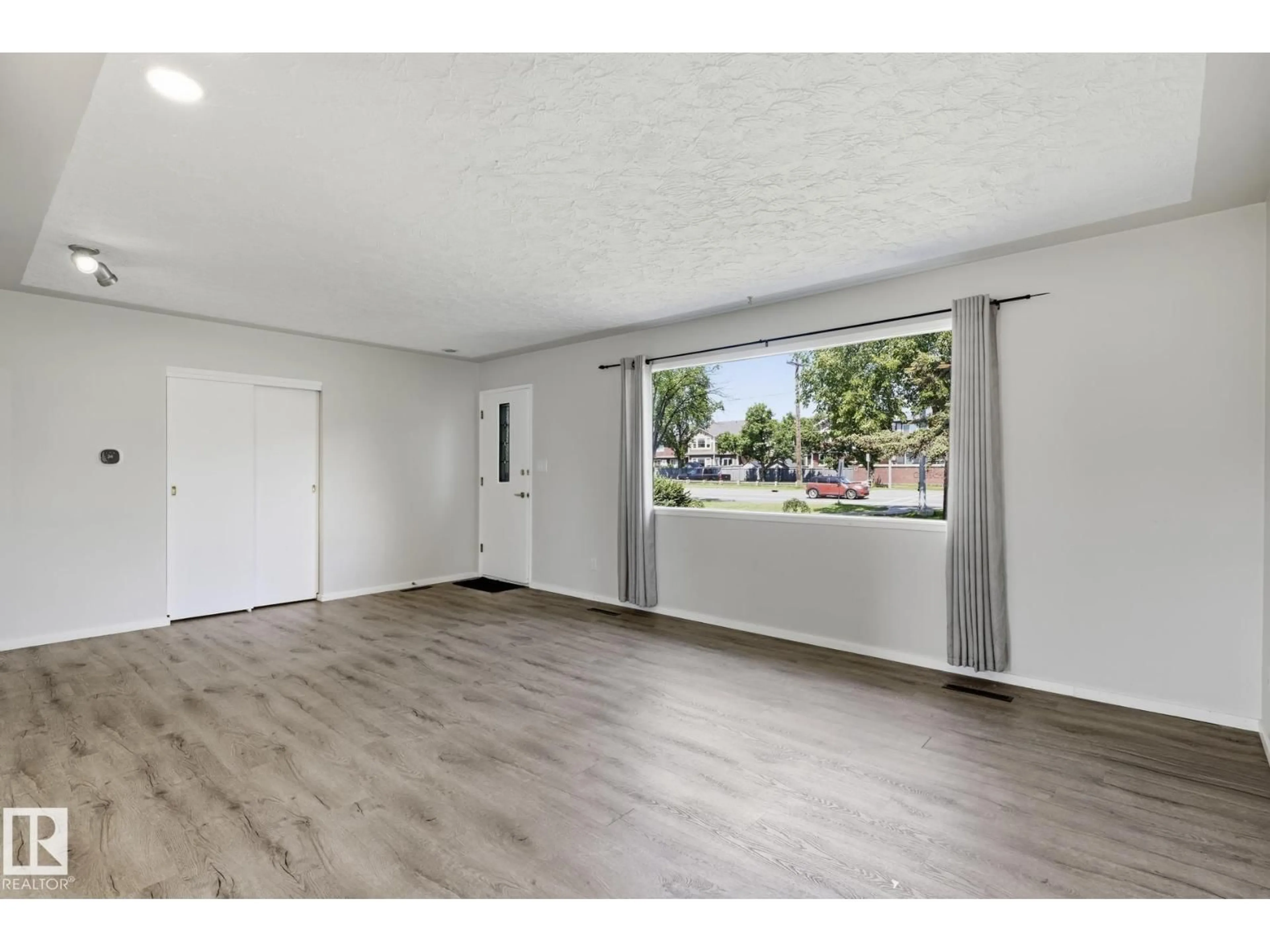 A pic of a room for 10527 137 AV, Edmonton Alberta T5E1Z1