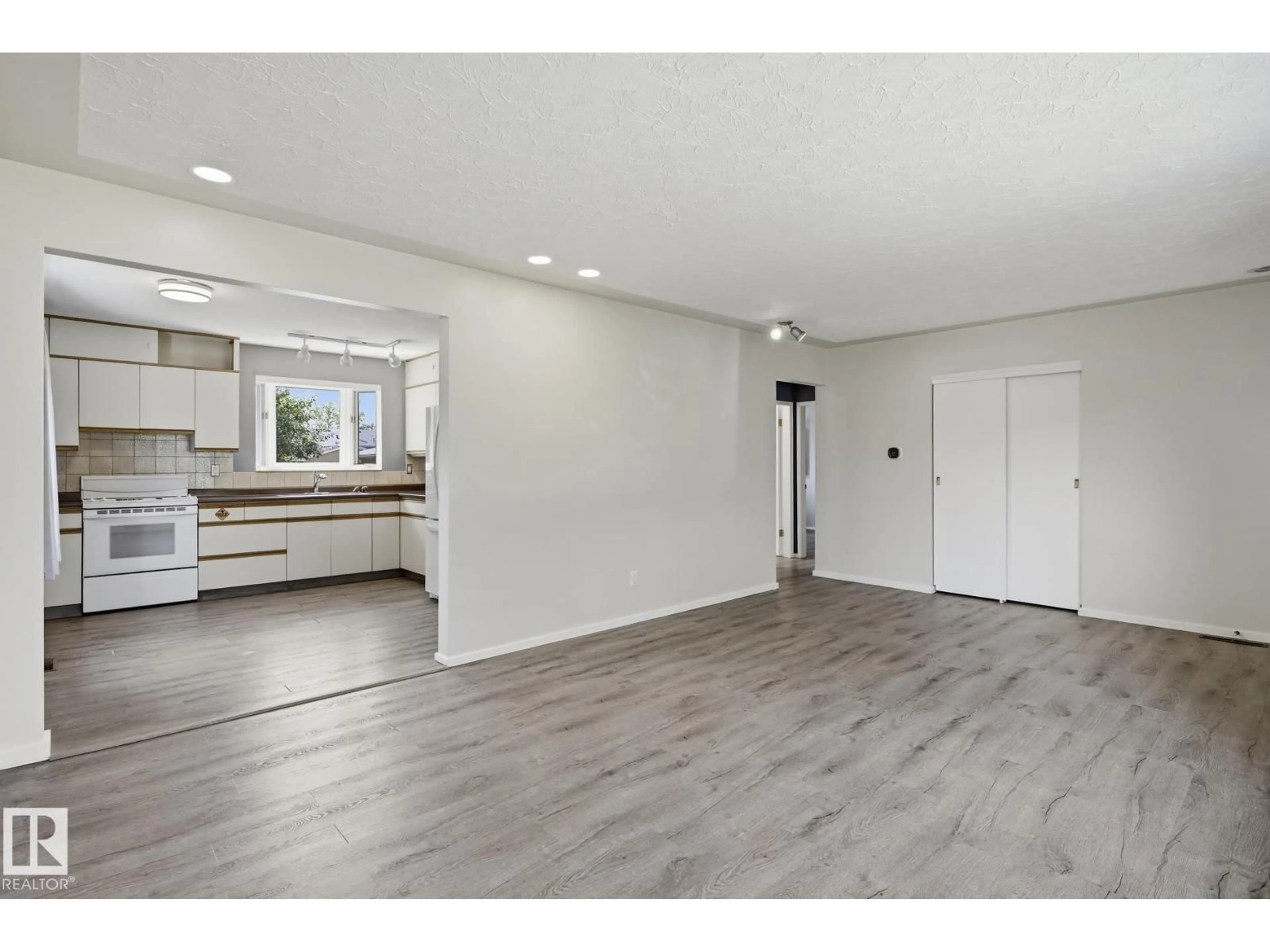 A pic of a room for 10527 137 AV, Edmonton Alberta T5E1Z1