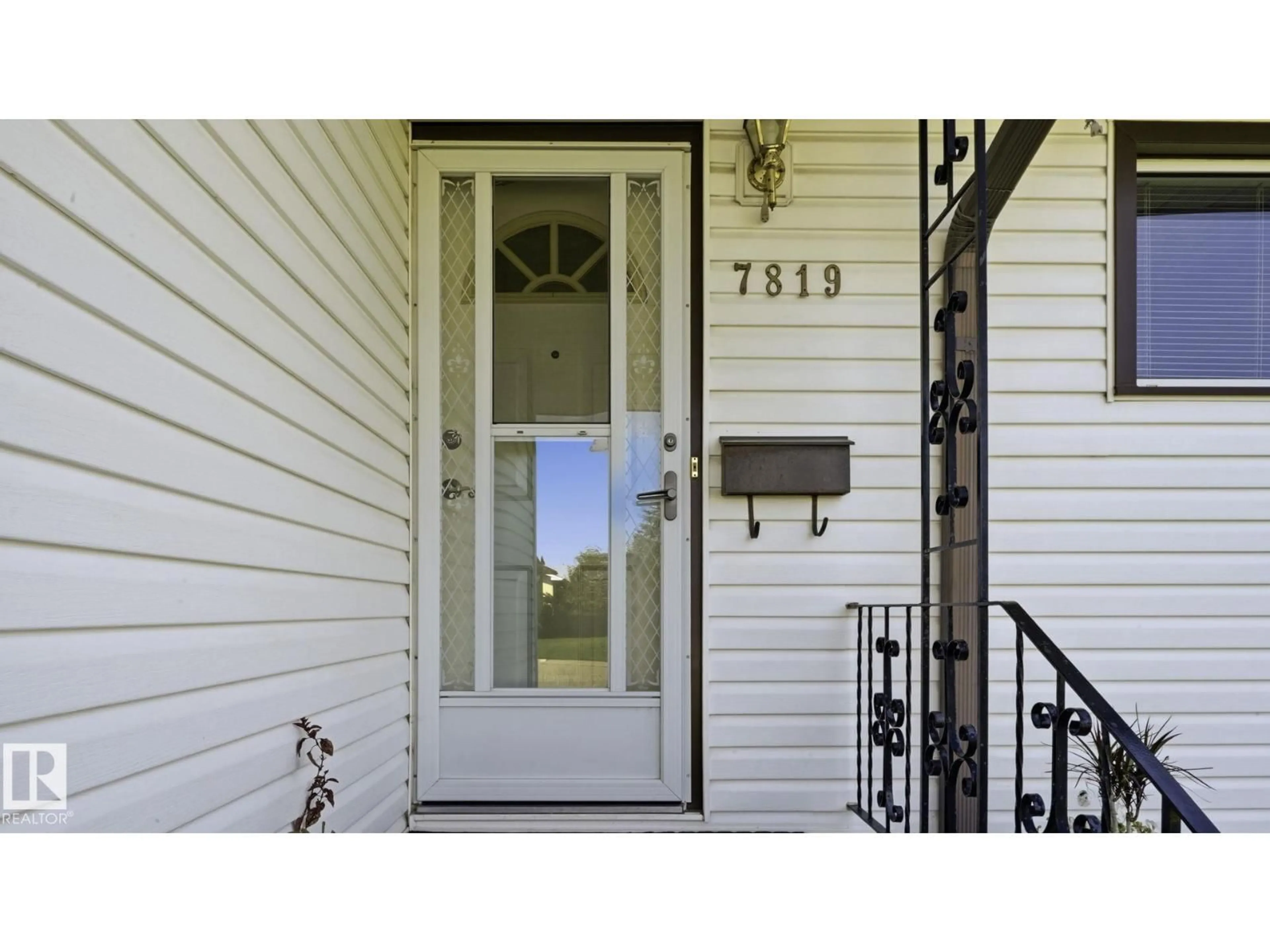 Indoor entryway for 7819 132A AV, Edmonton Alberta T5C2C4