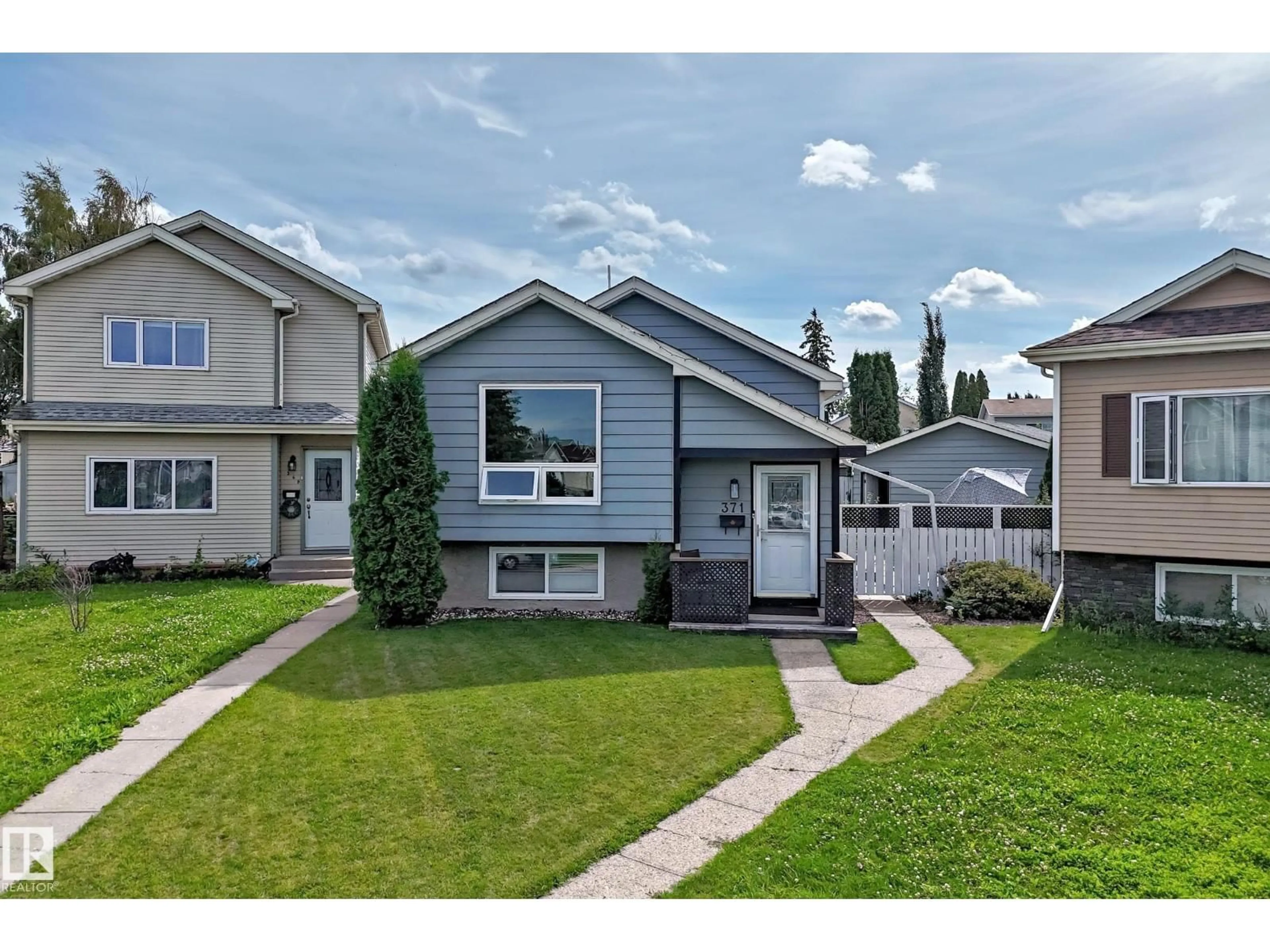 Home with vinyl exterior material, street for 371 KIRKPATRICK CR, Edmonton Alberta T6L5C9