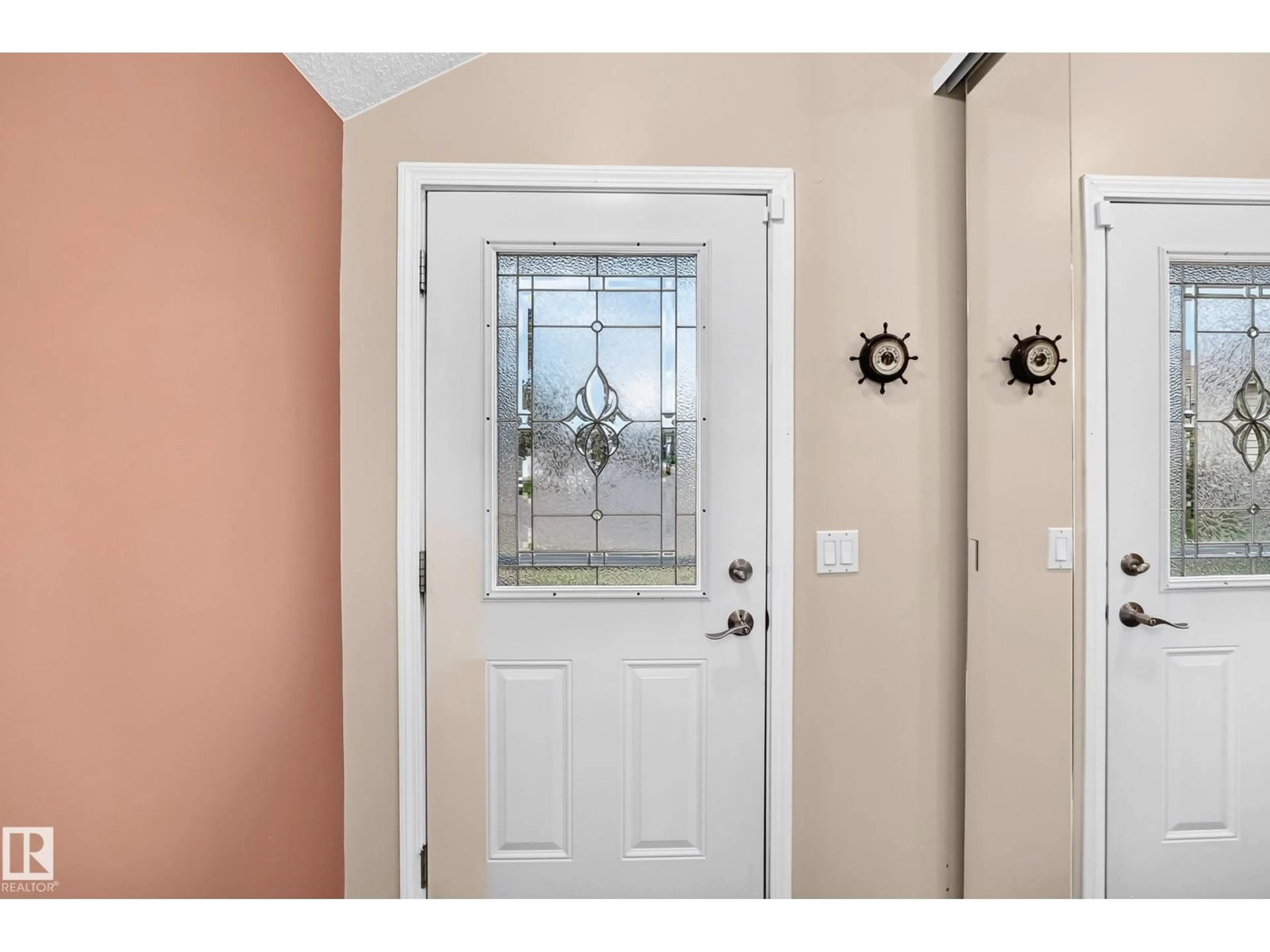 Indoor entryway for 371 KIRKPATRICK CR, Edmonton Alberta T6L5C9