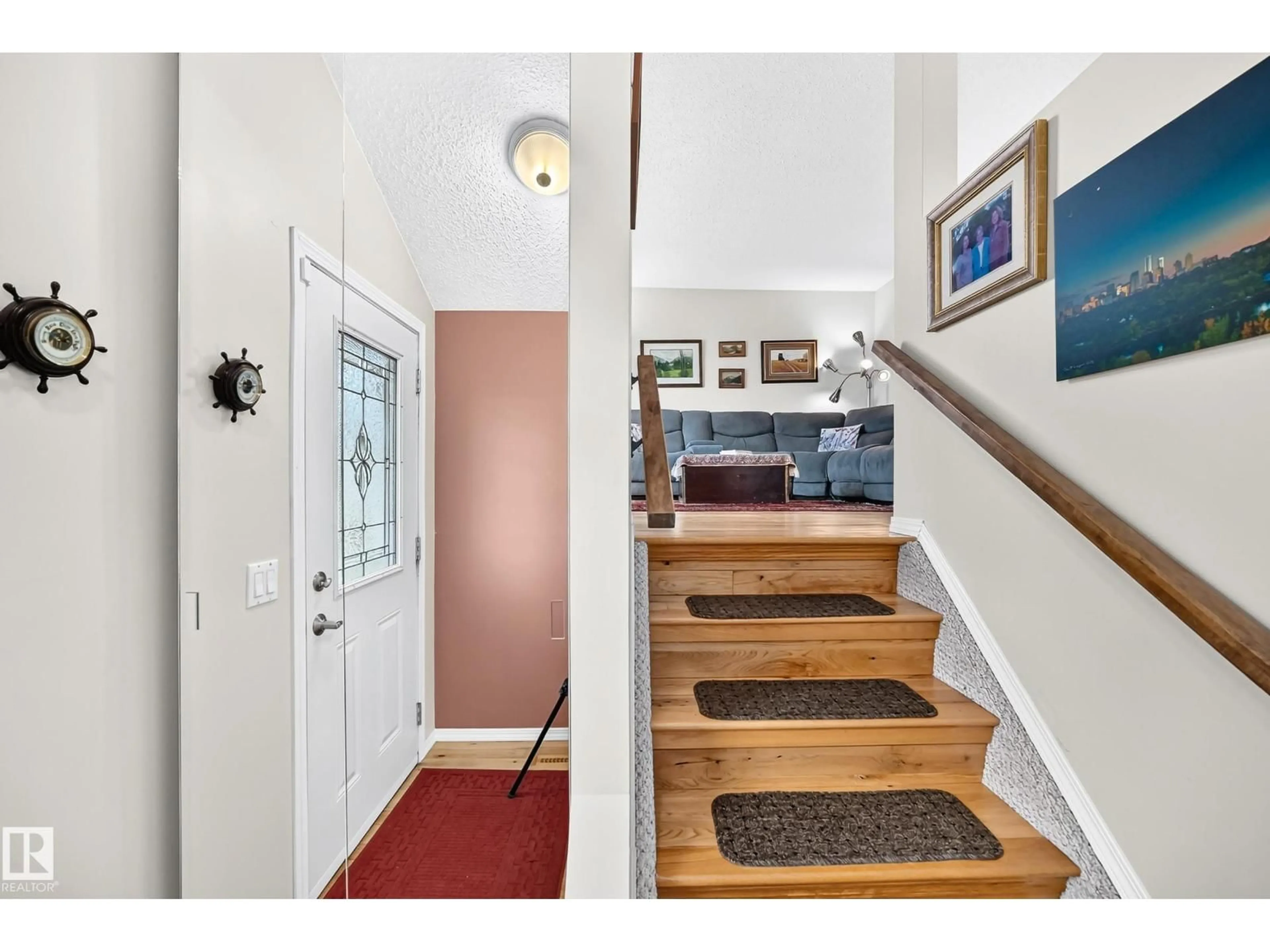 Indoor entryway for 371 KIRKPATRICK CR, Edmonton Alberta T6L5C9