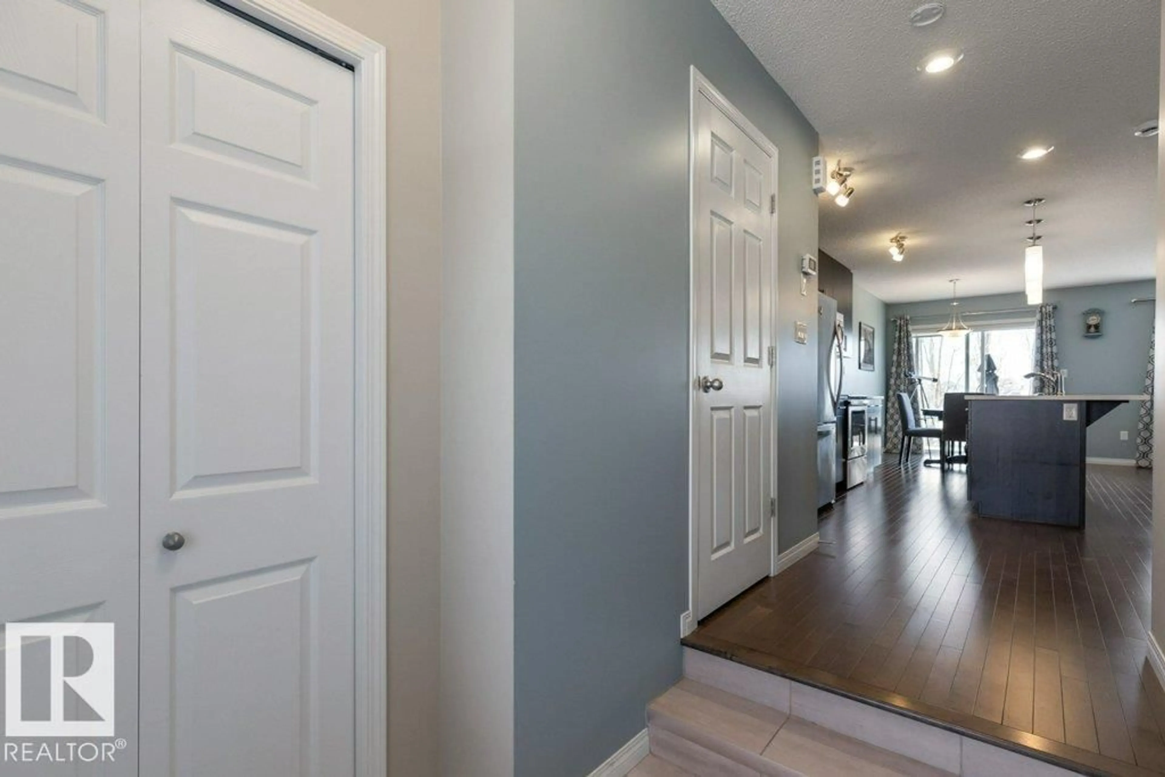 Indoor entryway for 3119 CARPENTER LANDING LD, Edmonton Alberta T6W2Y8