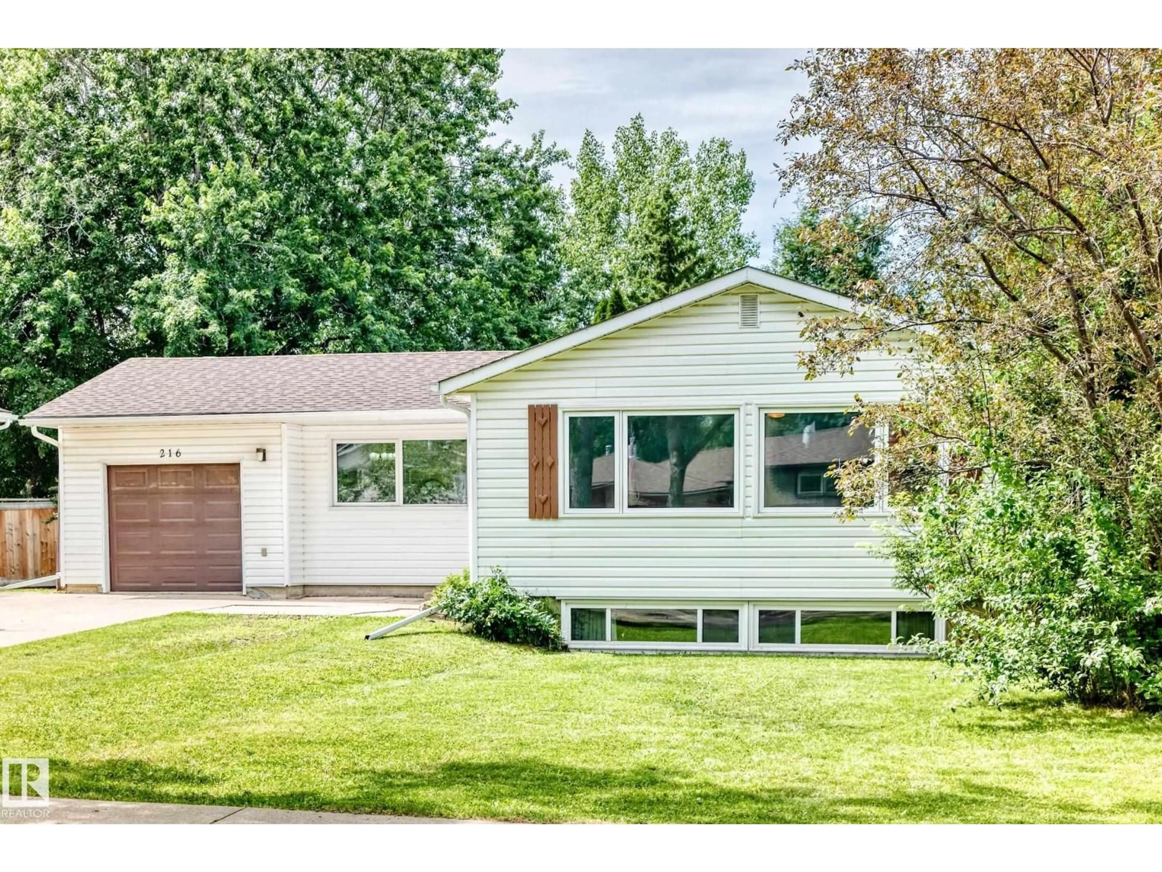 Home with vinyl exterior material, street for 216 COTTONWOOD AV, Sherwood Park Alberta T8A1Y2
