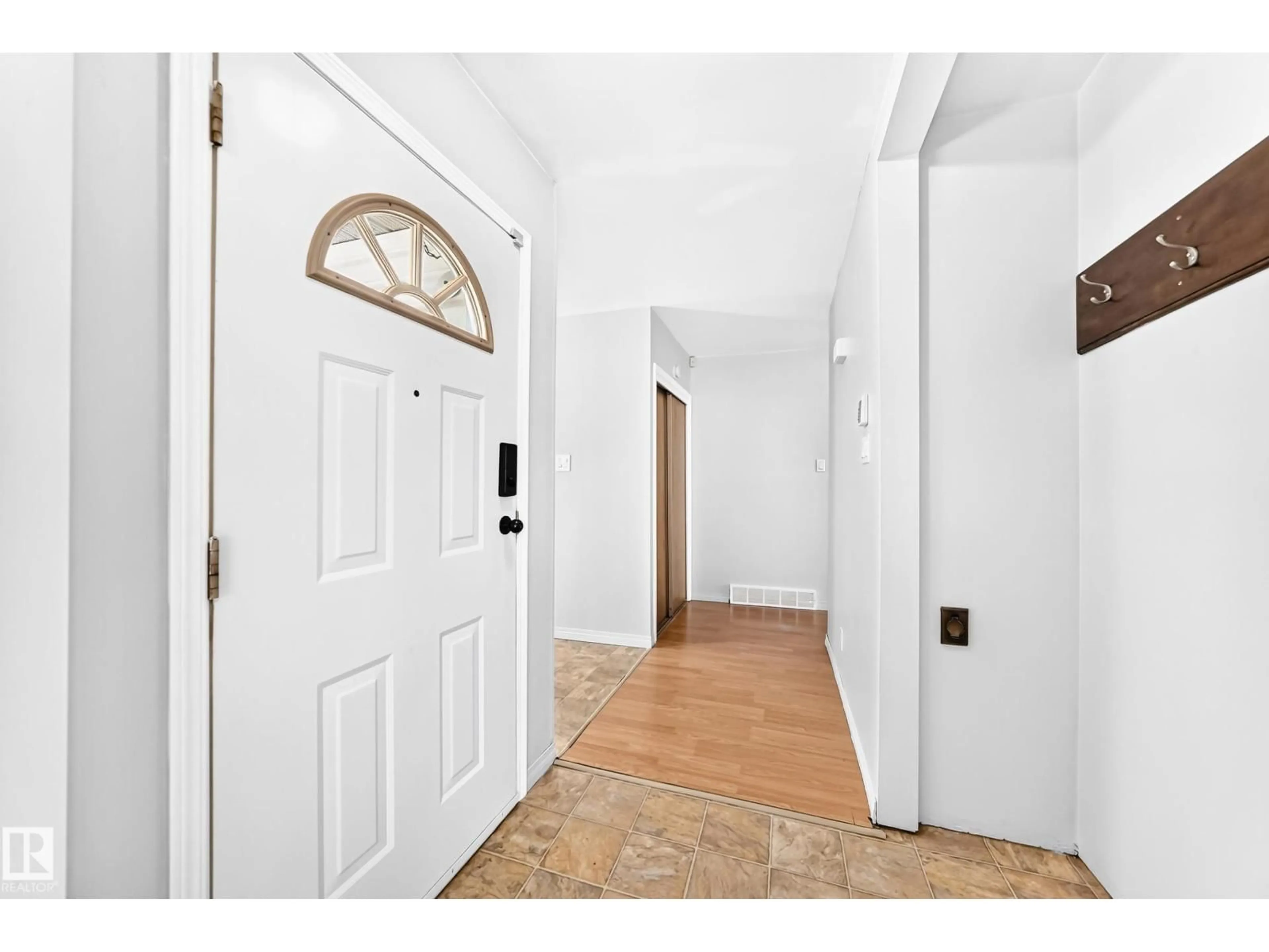 Indoor entryway for 216 COTTONWOOD AV, Sherwood Park Alberta T8A1Y2
