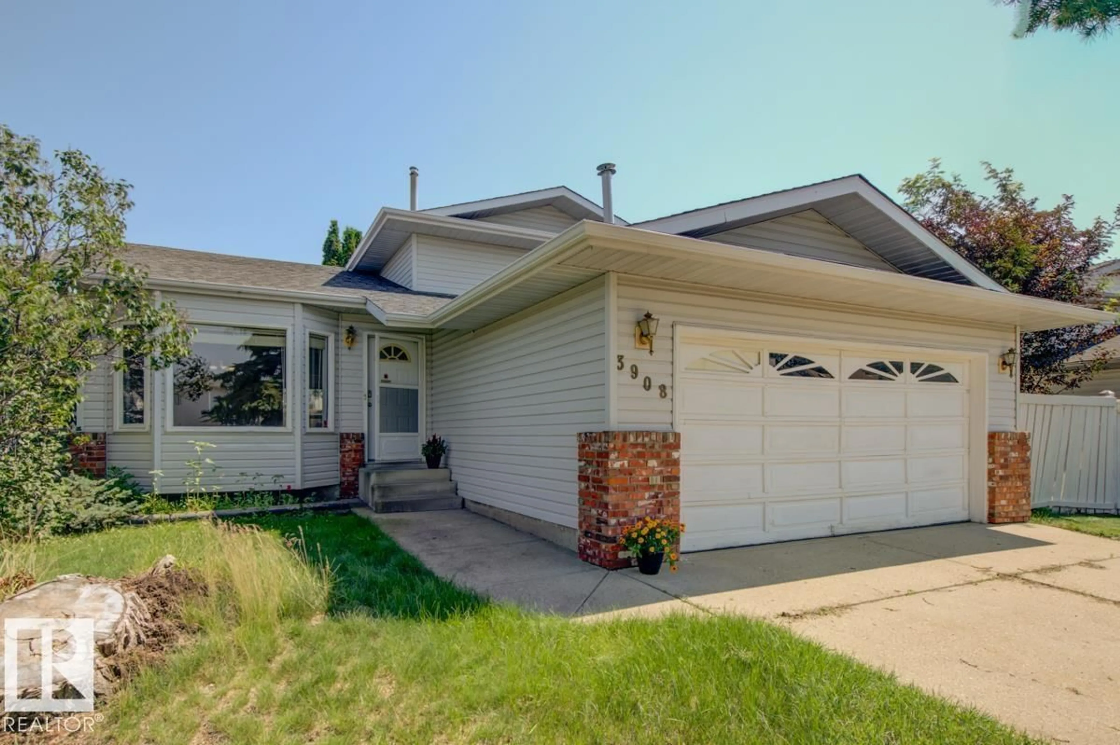 Home with vinyl exterior material, street for 3908 28 AV, Edmonton Alberta T6L6E4