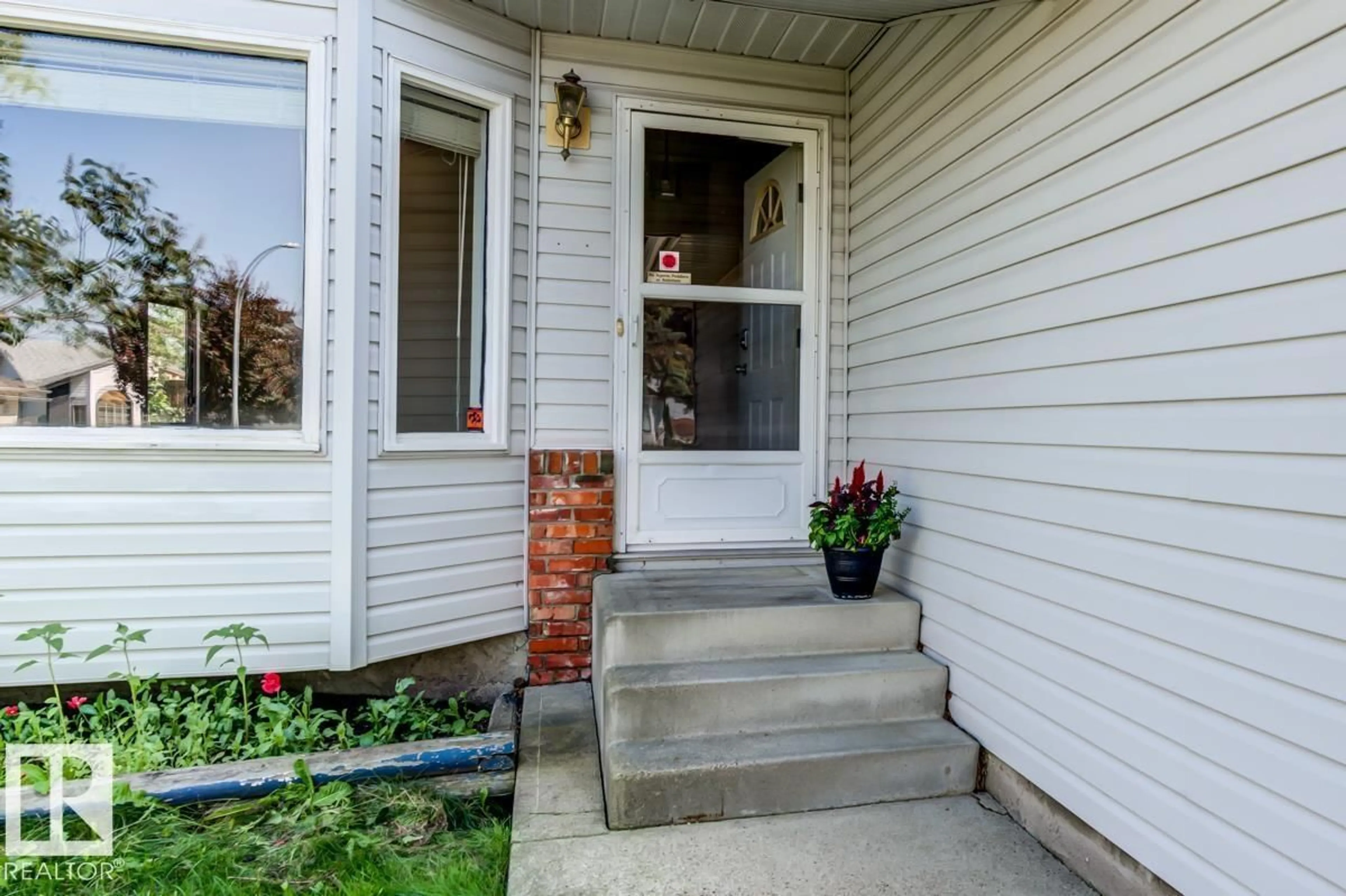 Indoor entryway for 3908 28 AV, Edmonton Alberta T6L6E4