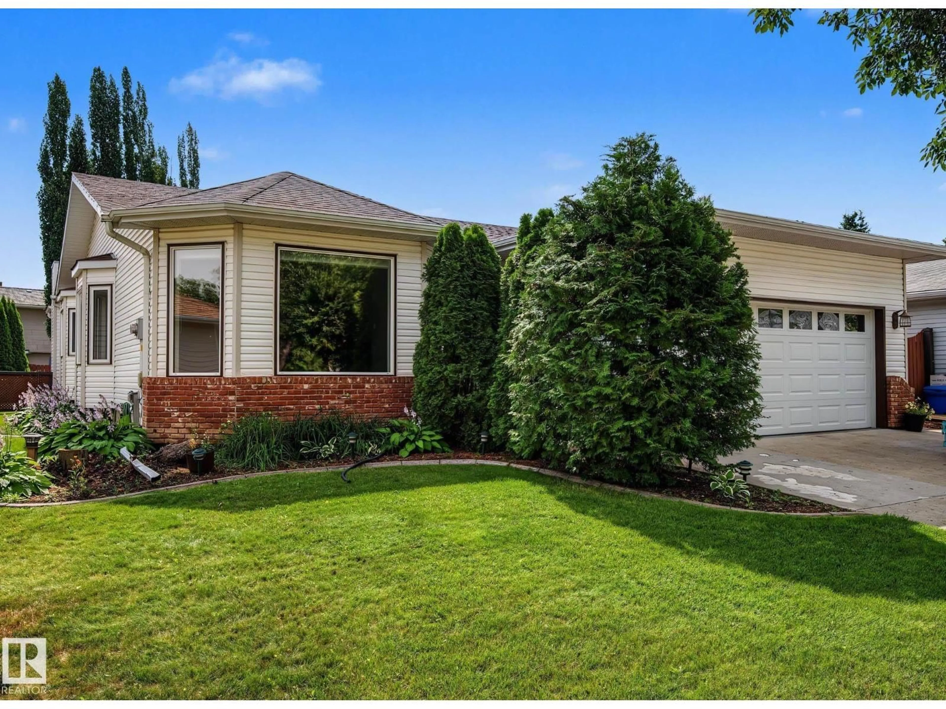 Home with vinyl exterior material, street for 90 DUFFERIN ST, St. Albert Alberta T8N5R7