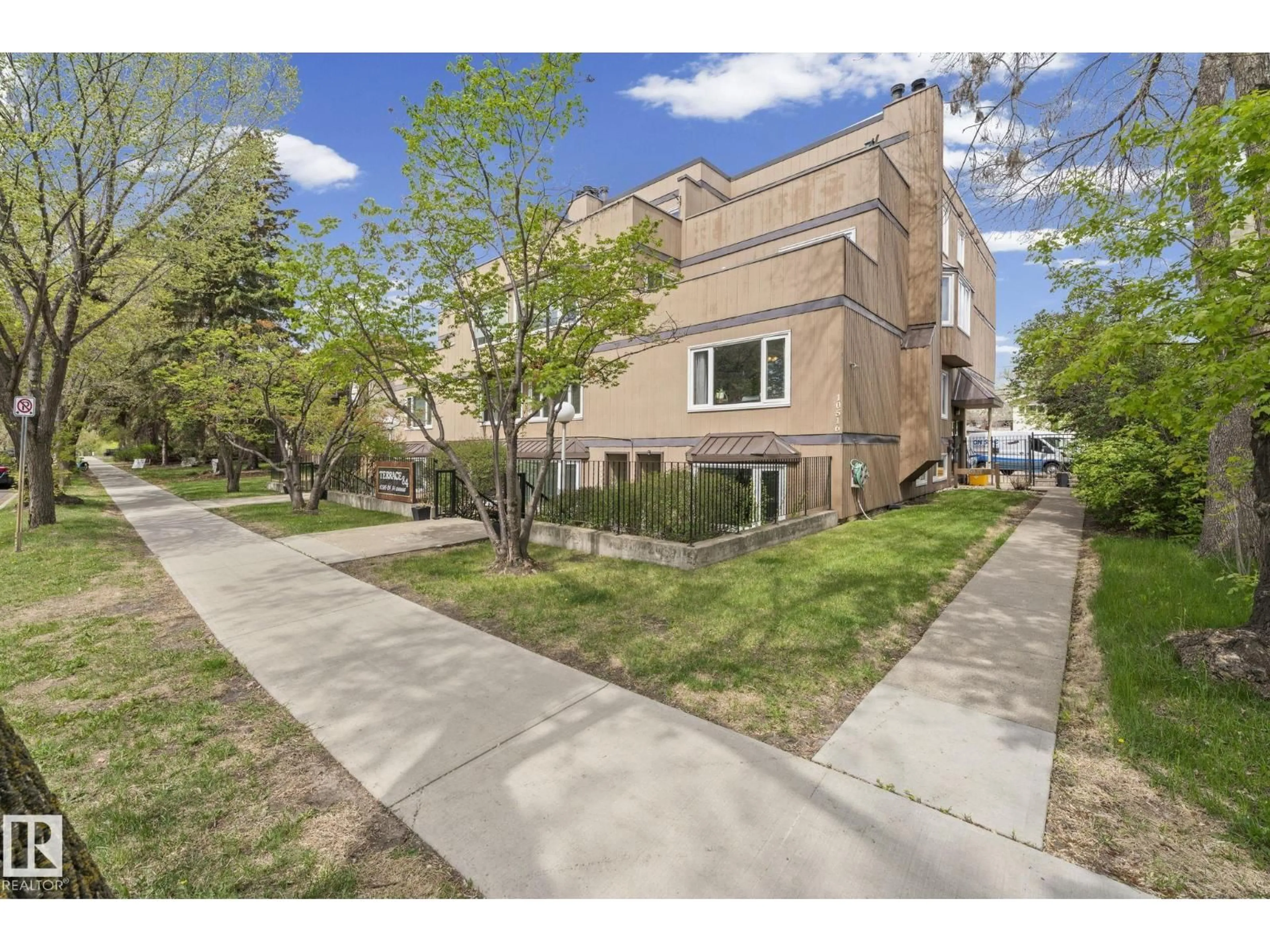 A pic from outside/outdoor area/front of a property/back of a property/a pic from drone, street for 10518 84 AV, Edmonton Alberta T6E2H4