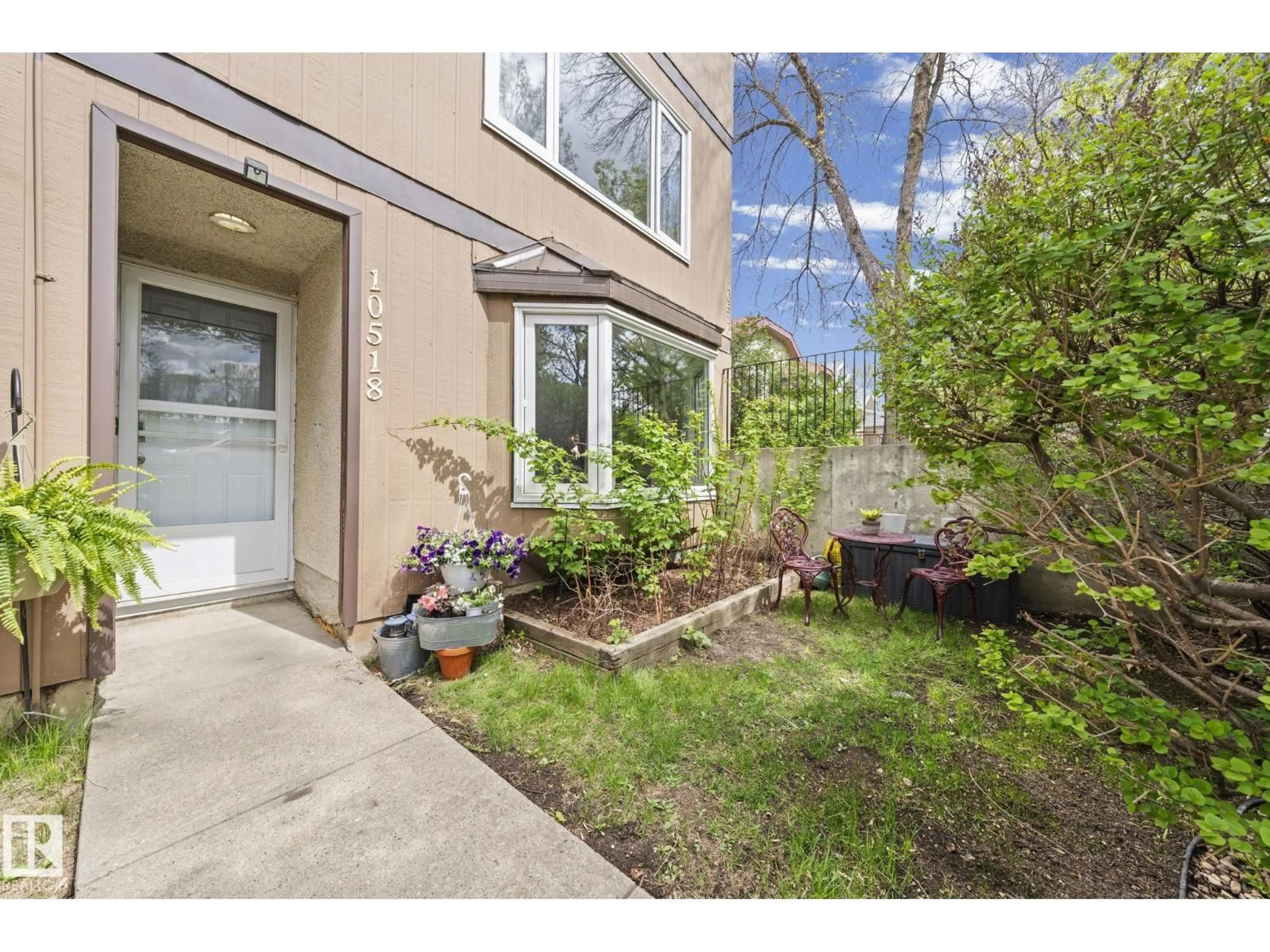 Patio, street for 10518 84 AV, Edmonton Alberta T6E2H4
