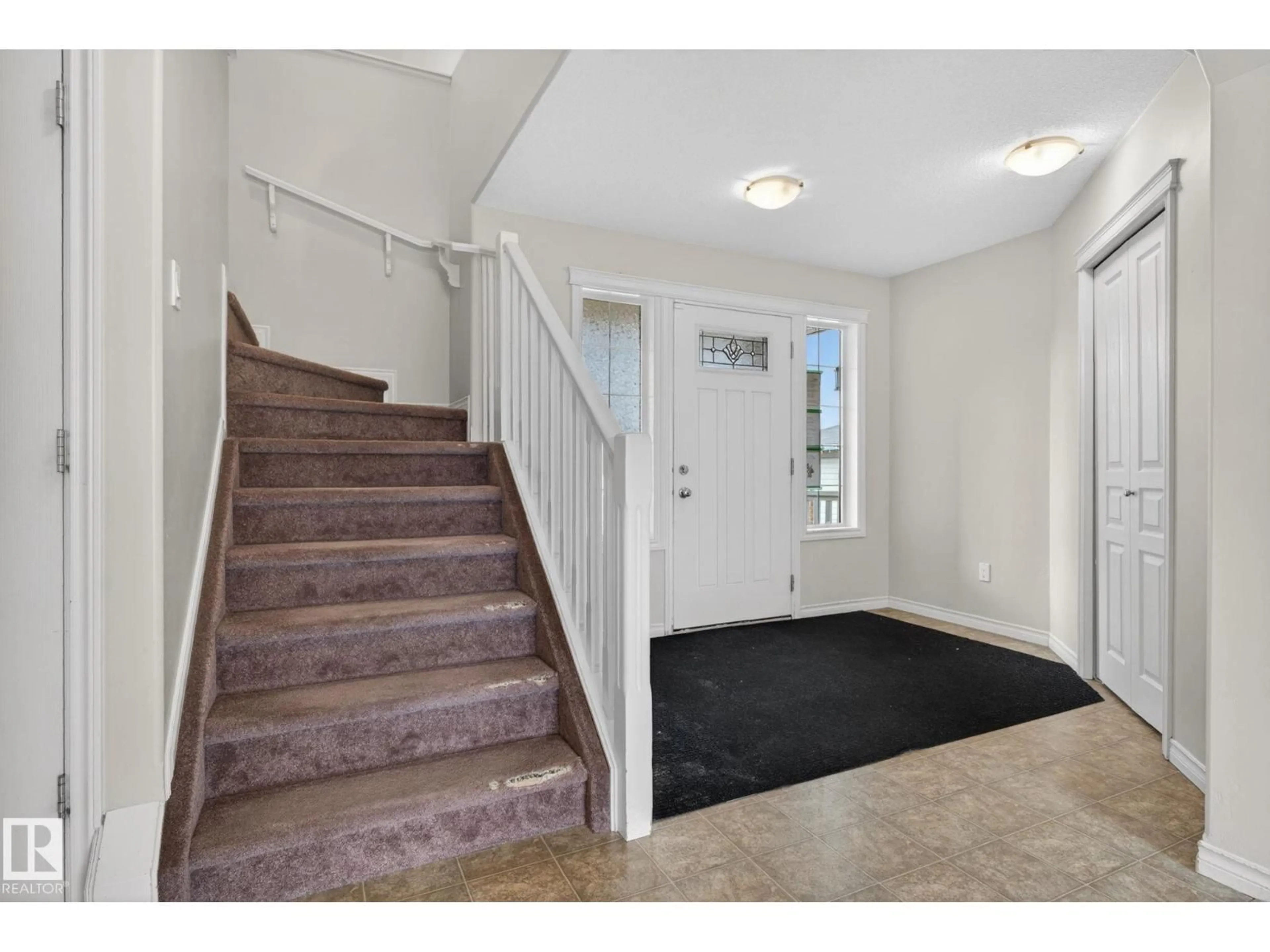 Indoor foyer for 96 DALQUIST BA, Leduc Alberta T9E0J7