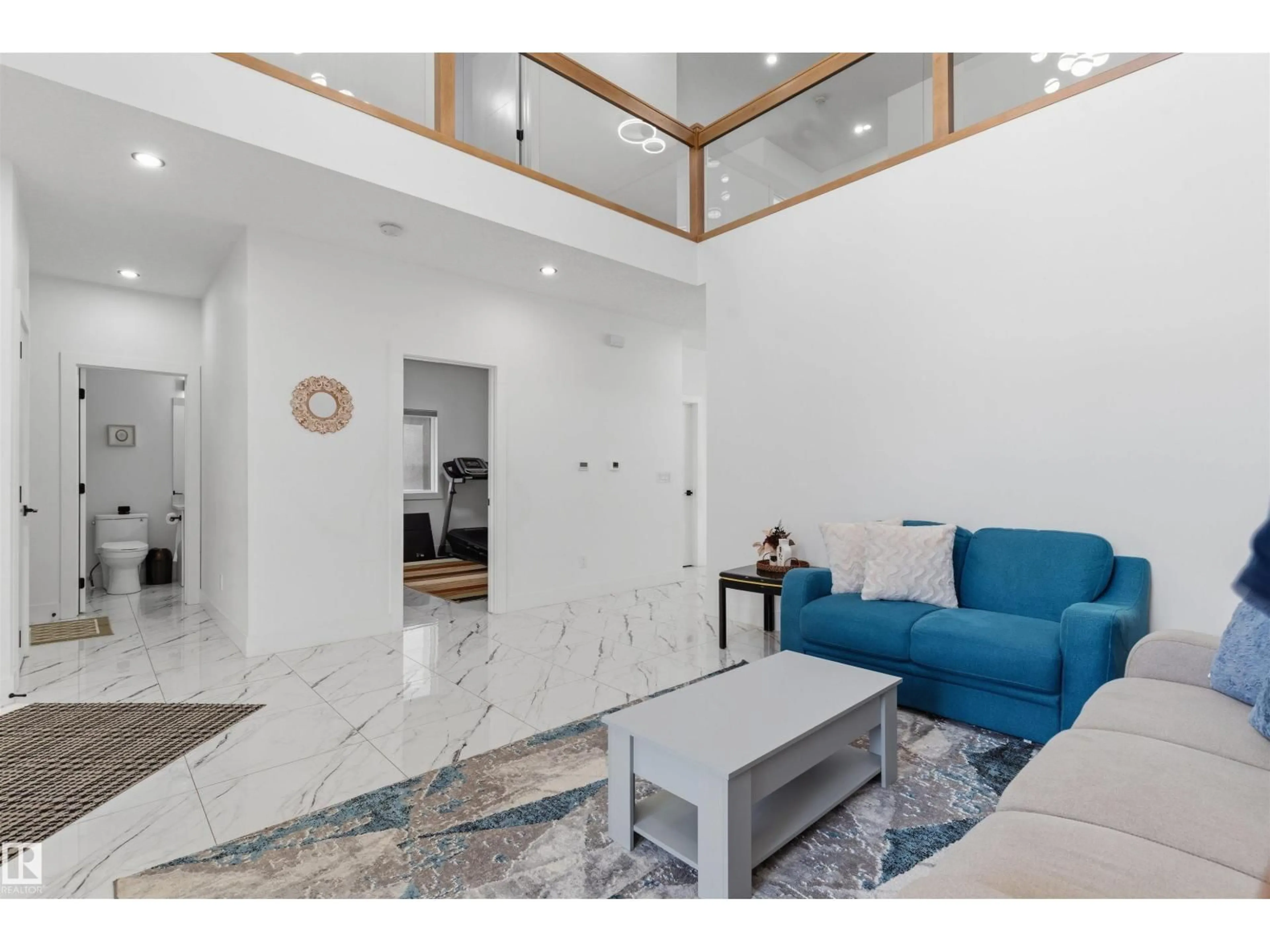 Indoor foyer for 1809 18A AV, Edmonton Alberta T6T2M9