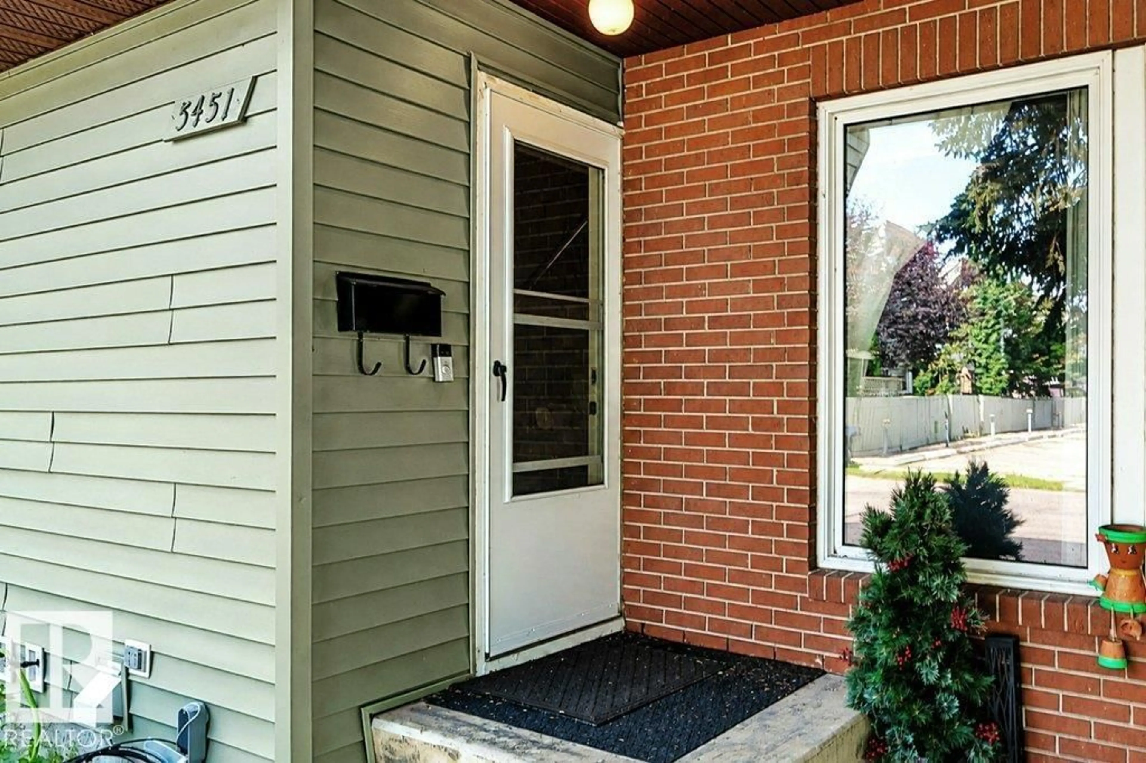 Indoor entryway for 5451 HILL VIEW CR, Edmonton Alberta T6L1V9