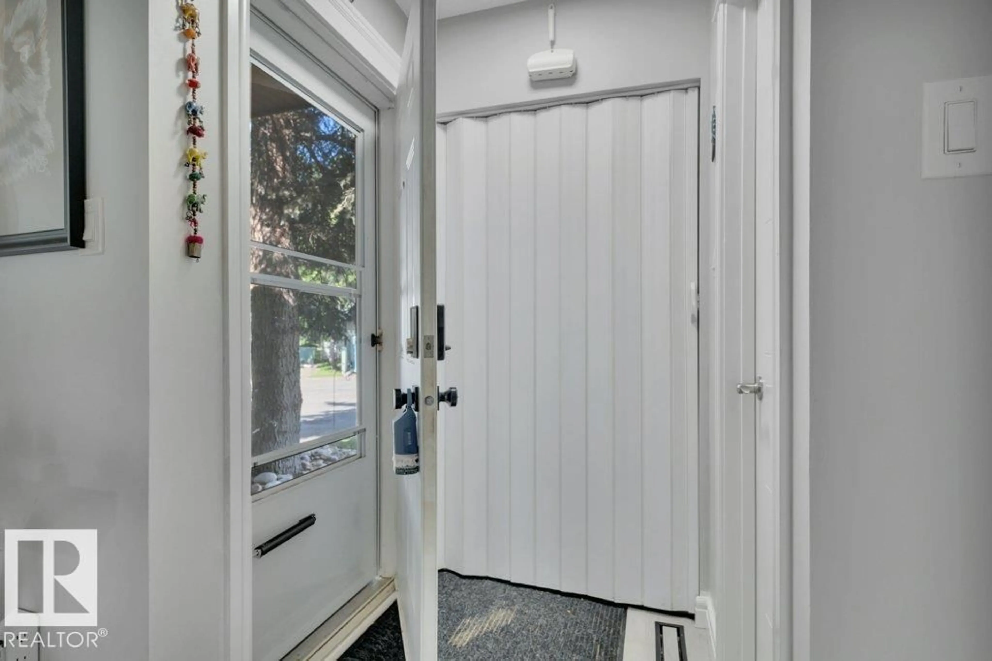 Indoor entryway for 5451 HILL VIEW CR, Edmonton Alberta T6L1V9