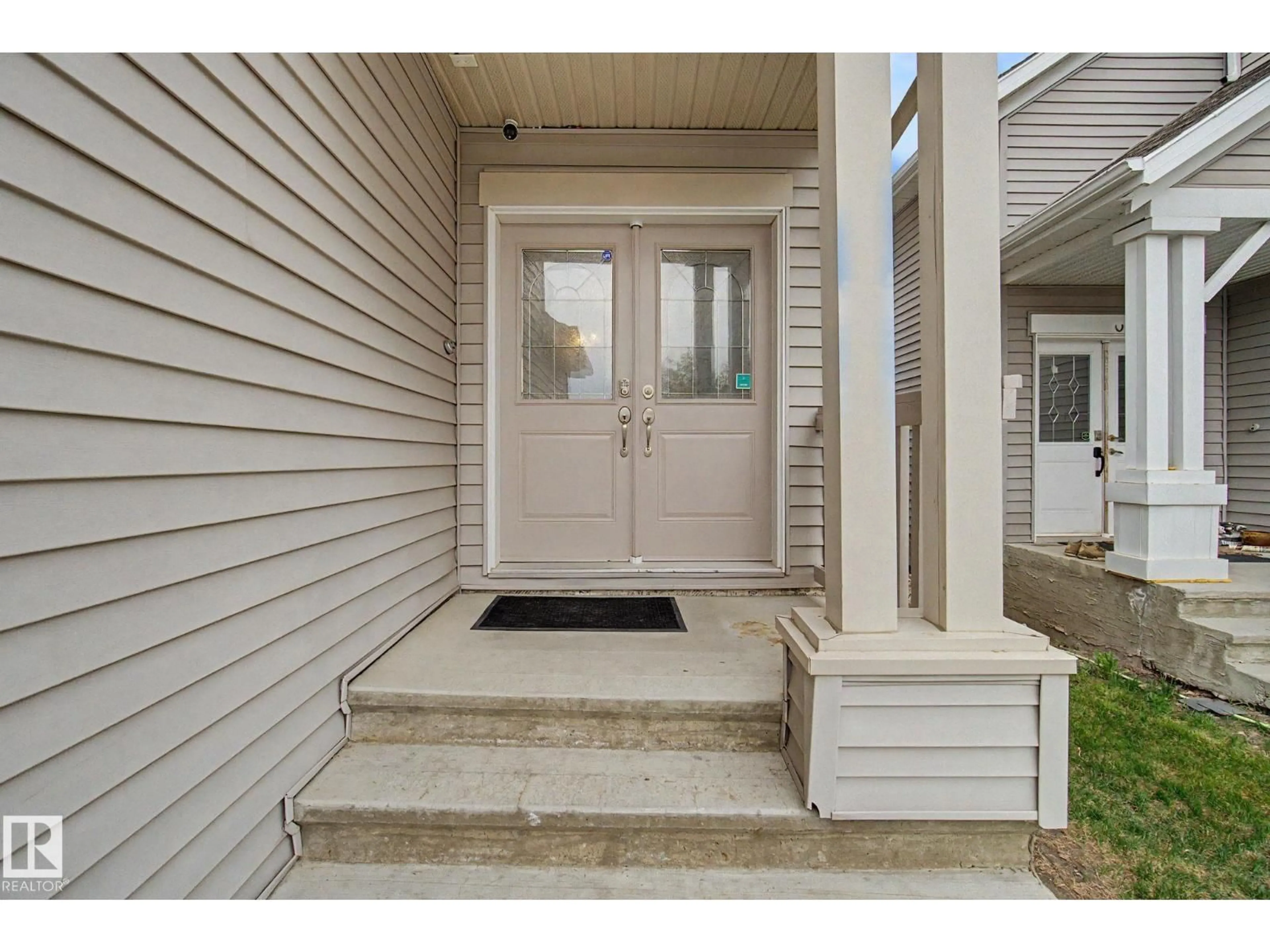 Indoor entryway for SW - 6016 10 AV, Edmonton Alberta T6X0M3