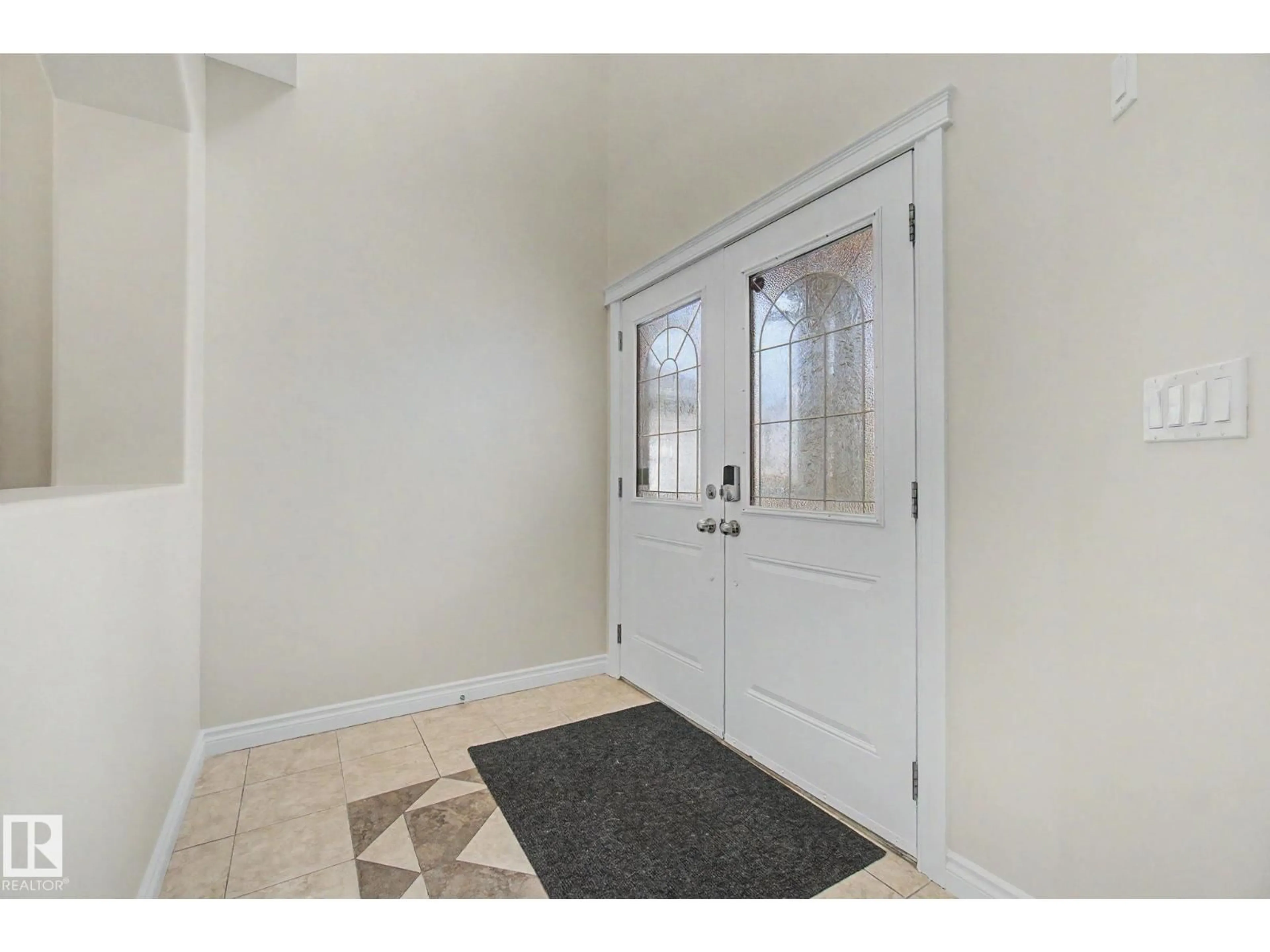 Indoor entryway for SW - 6016 10 AV, Edmonton Alberta T6X0M3