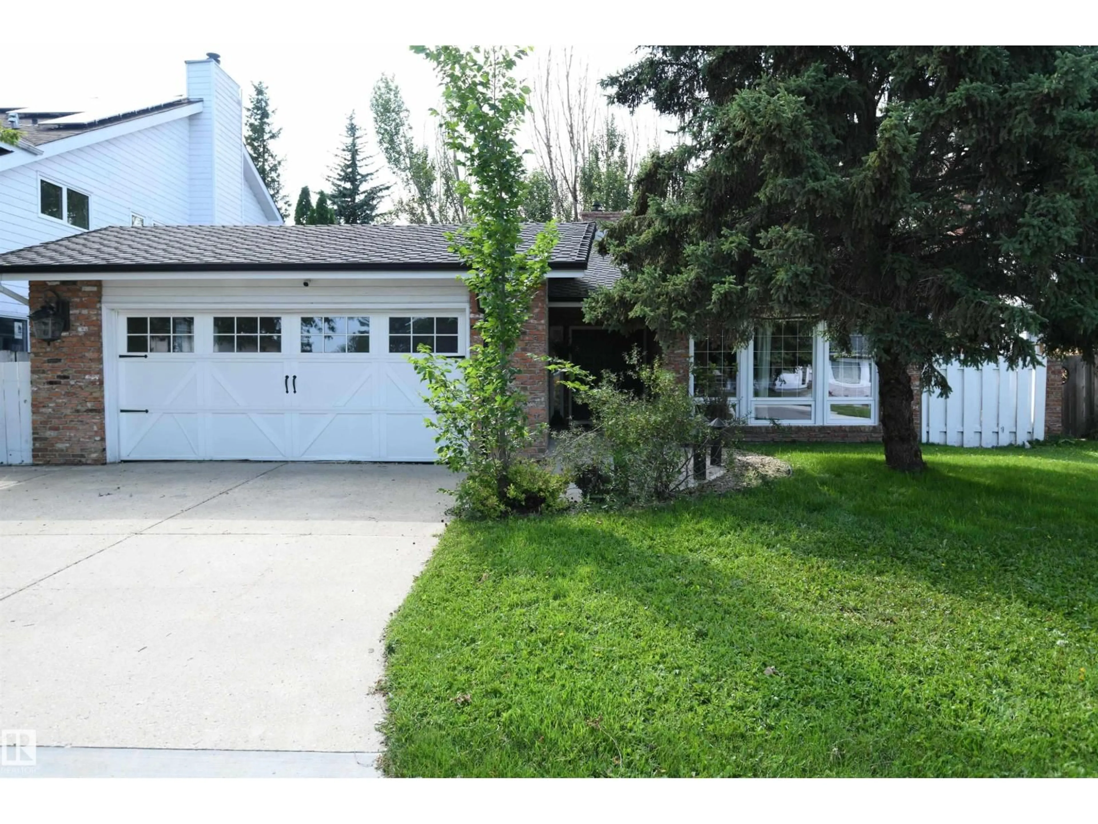 Indoor garage for 572 LESSARD DR, Edmonton Alberta T6M1B2