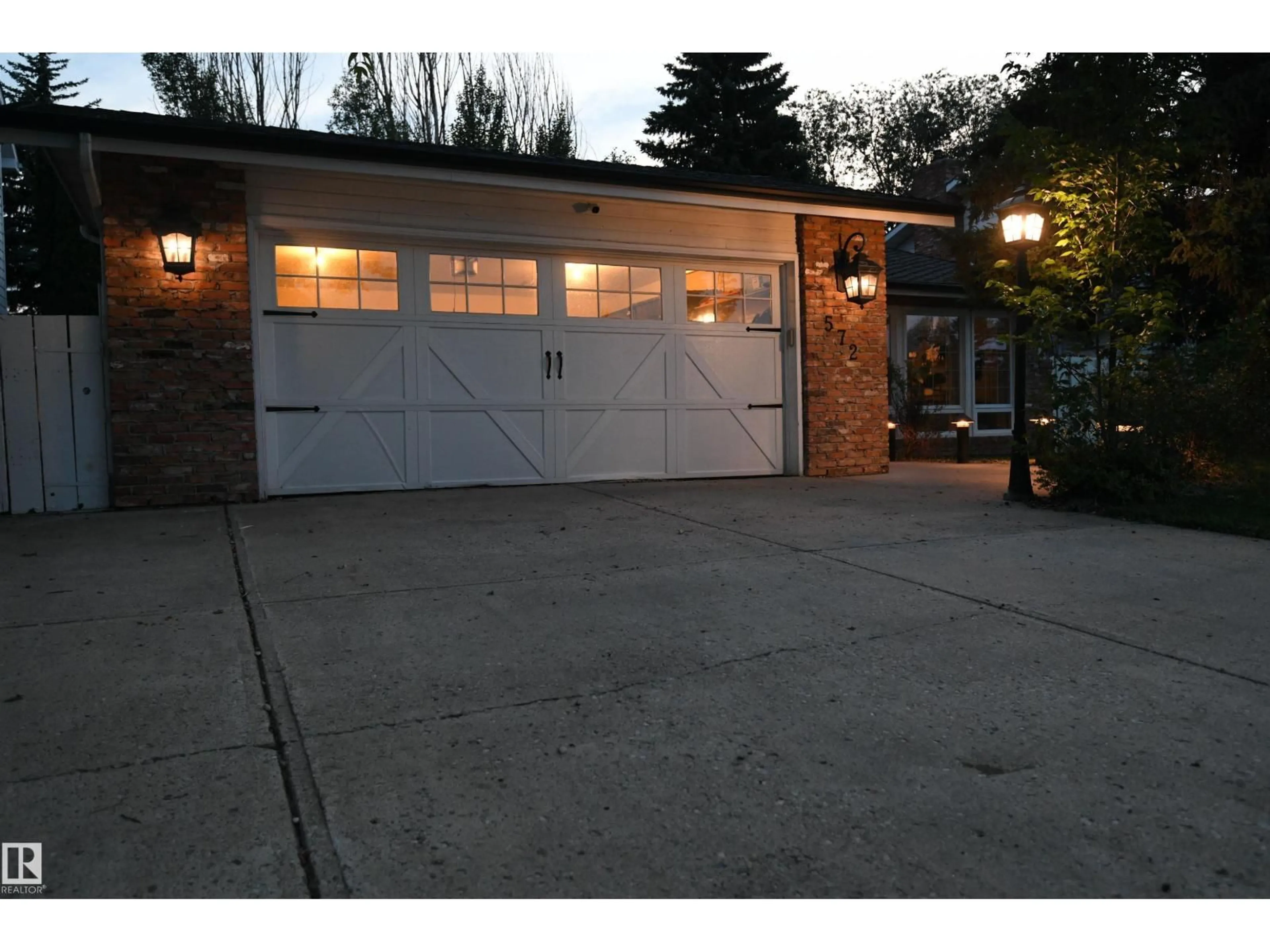 Indoor garage for 572 LESSARD DR, Edmonton Alberta T6M1B2