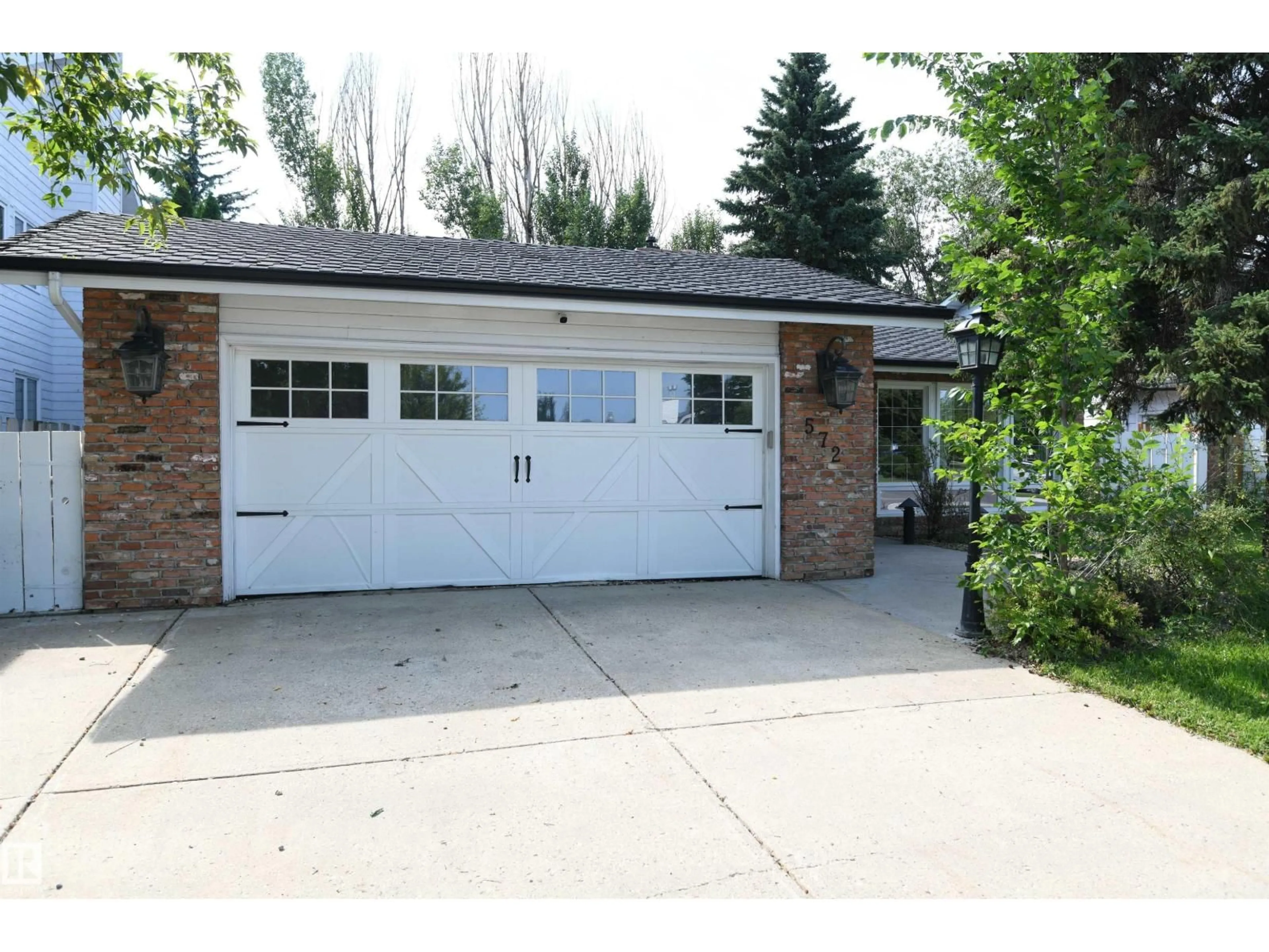 Indoor garage for 572 LESSARD DR, Edmonton Alberta T6M1B2