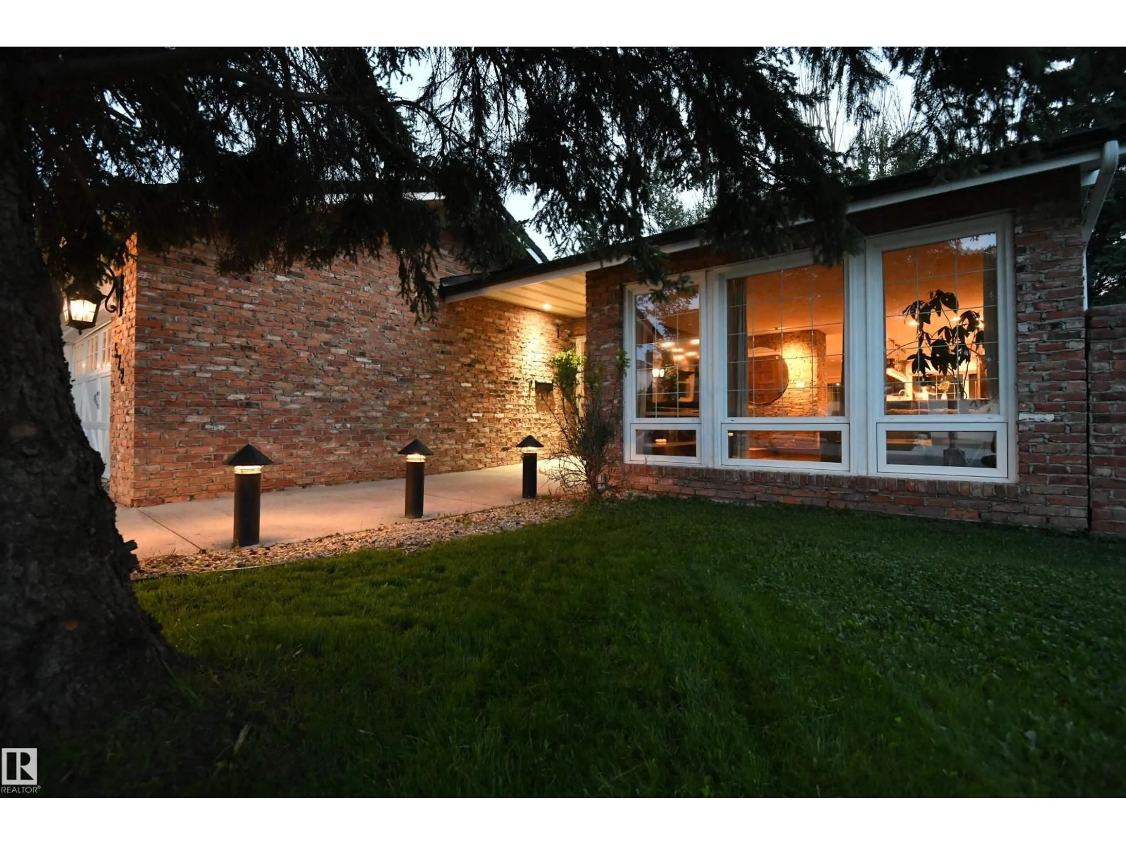 Patio, street for 572 LESSARD DR, Edmonton Alberta T6M1B2
