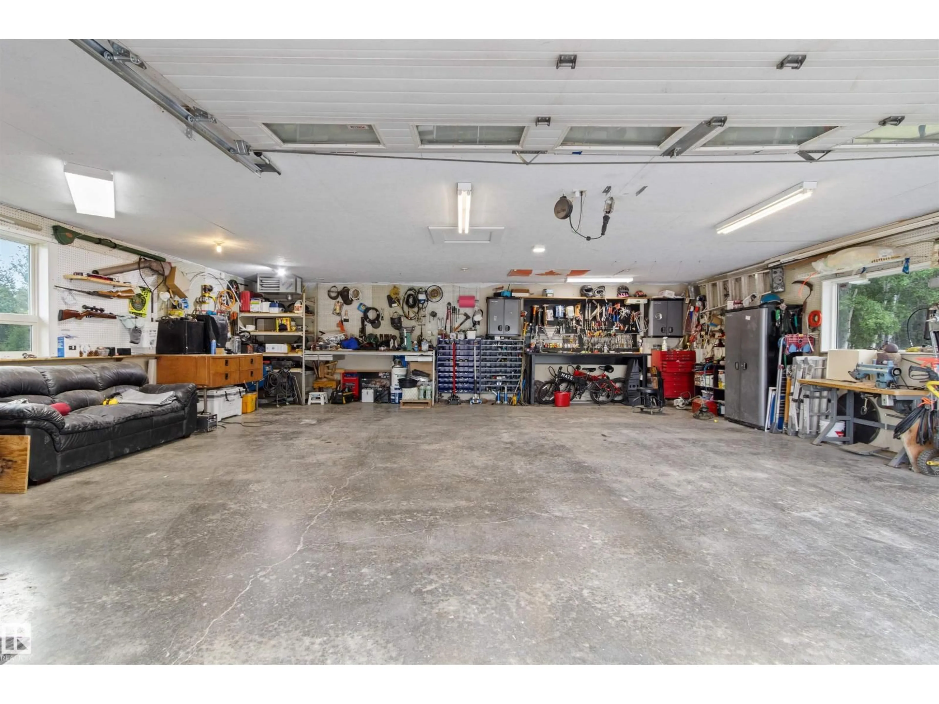Indoor garage for 50128 HWY 22, Rural Brazeau County Alberta T7A2A2
