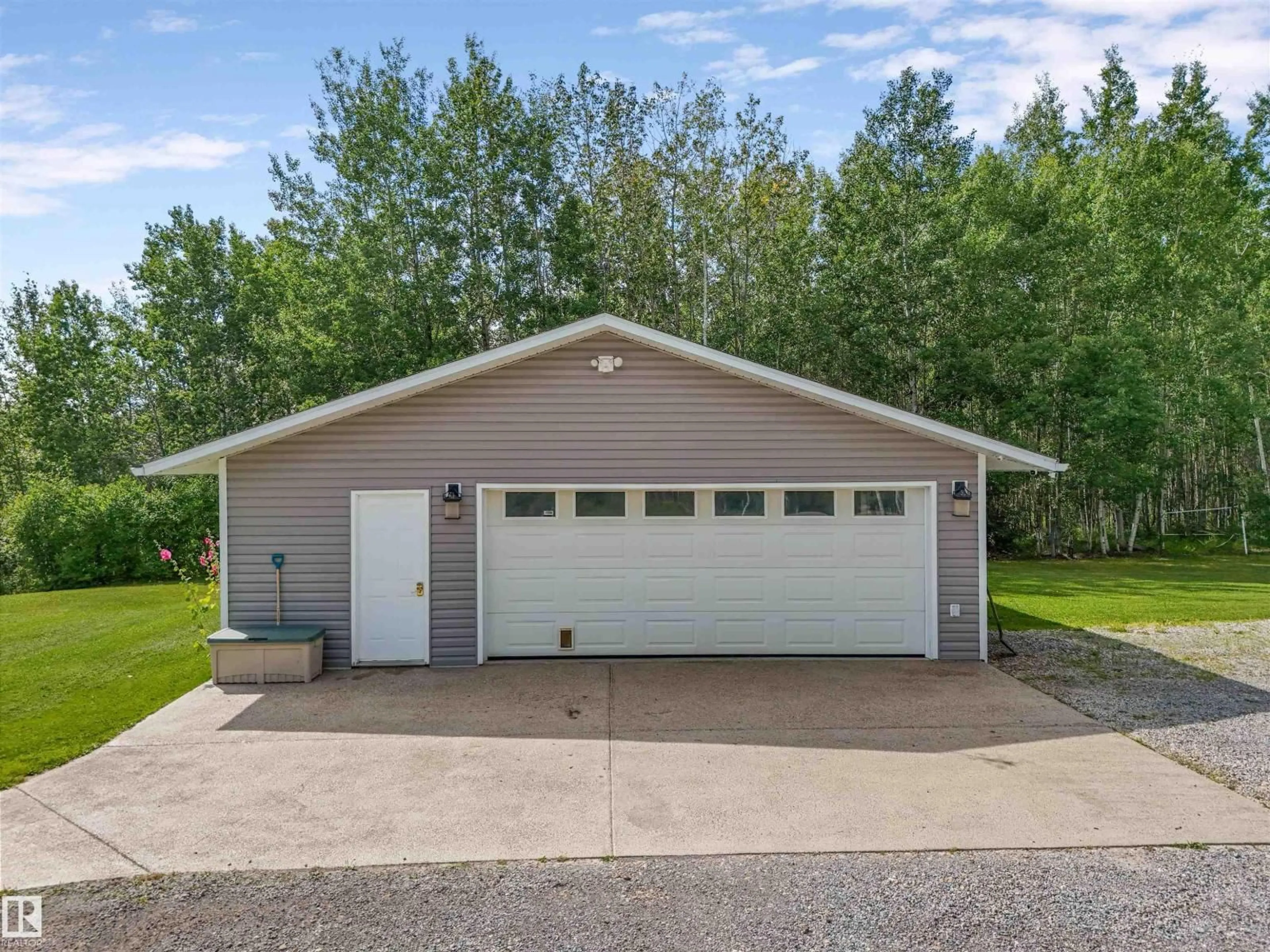Indoor garage for 50128 HWY 22, Rural Brazeau County Alberta T7A2A2