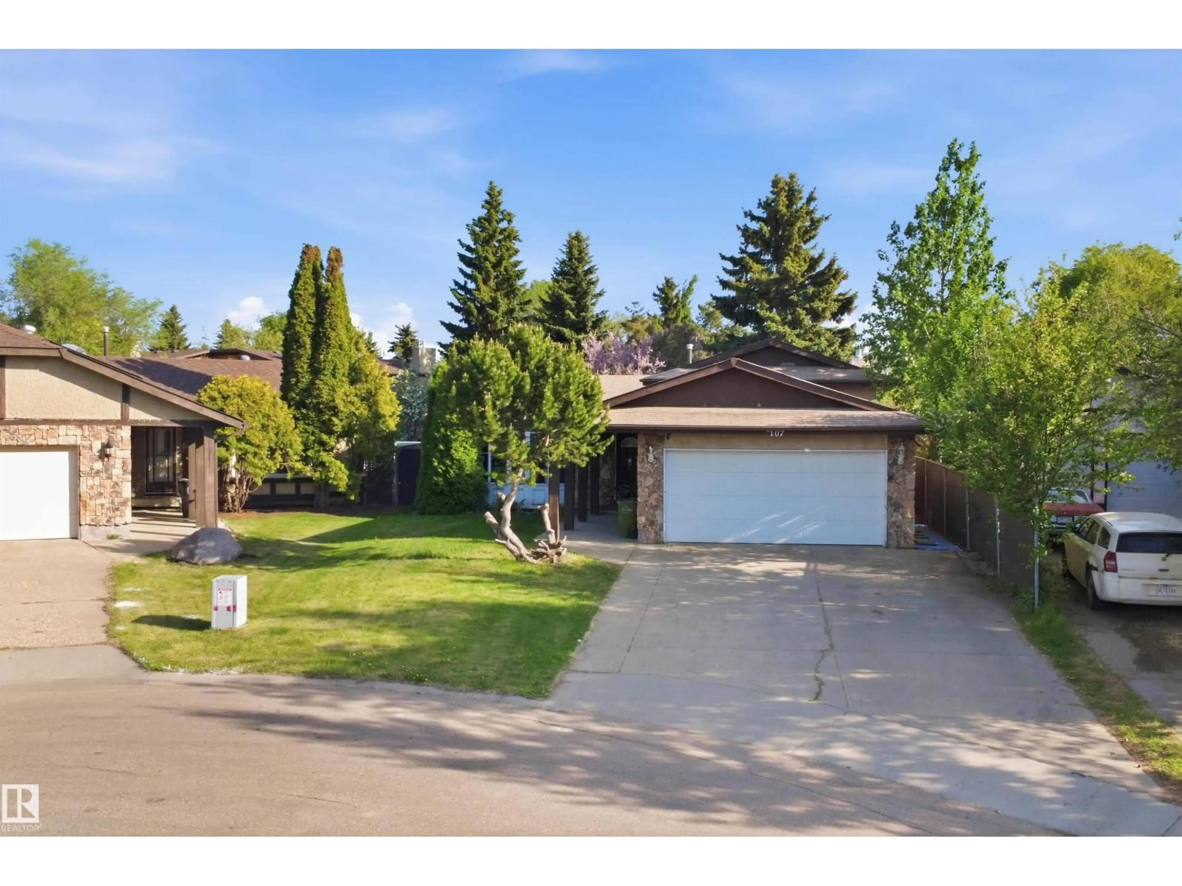 A pic from outside/outdoor area/front of a property/back of a property/a pic from drone, street for 2107 40 ST, Edmonton Alberta T6L4E9