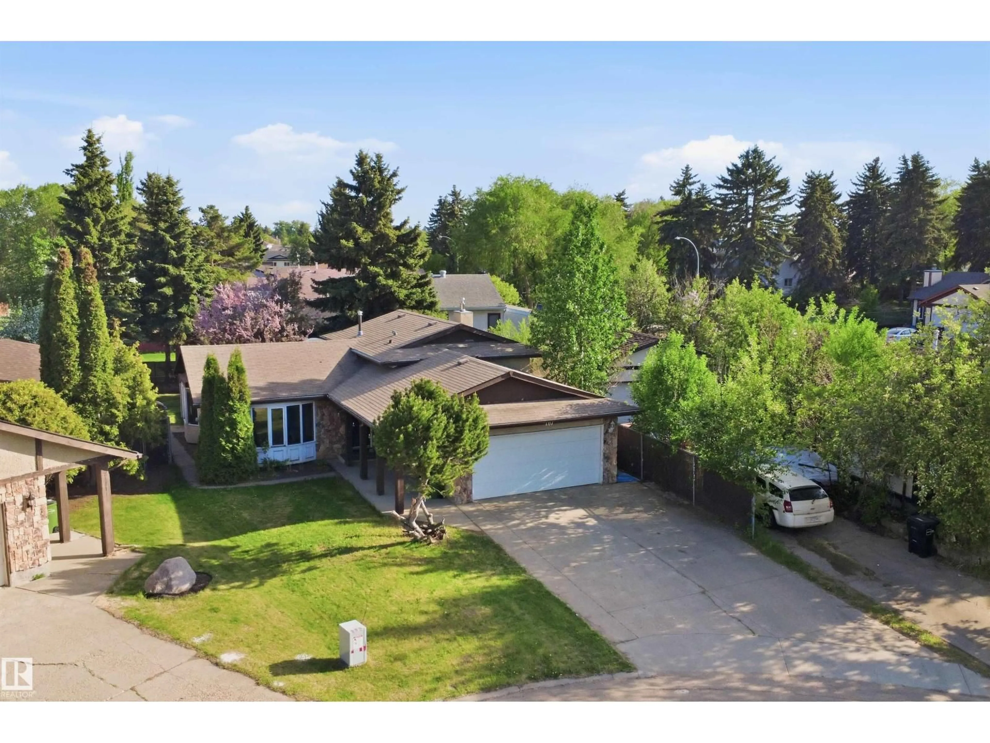 A pic from outside/outdoor area/front of a property/back of a property/a pic from drone, street for 2107 40 ST, Edmonton Alberta T6L4E9