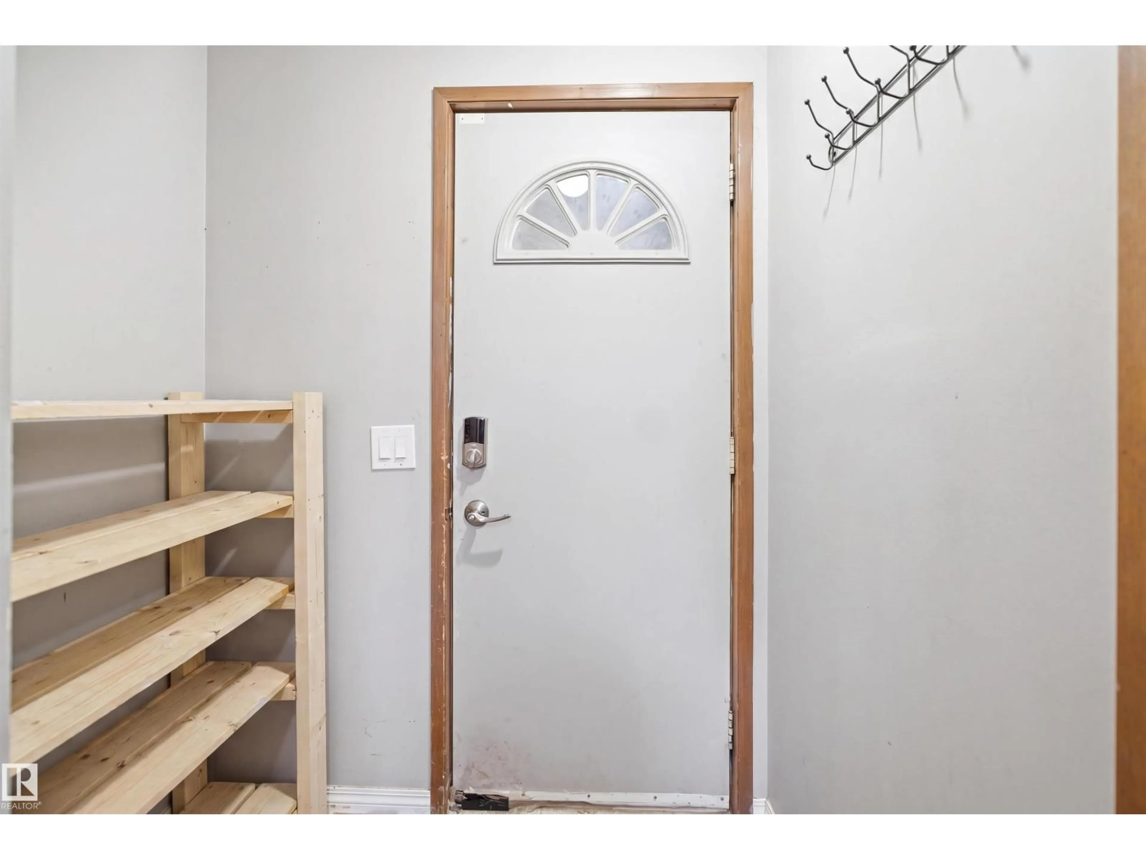 Indoor entryway for 2107 40 ST, Edmonton Alberta T6L4E9