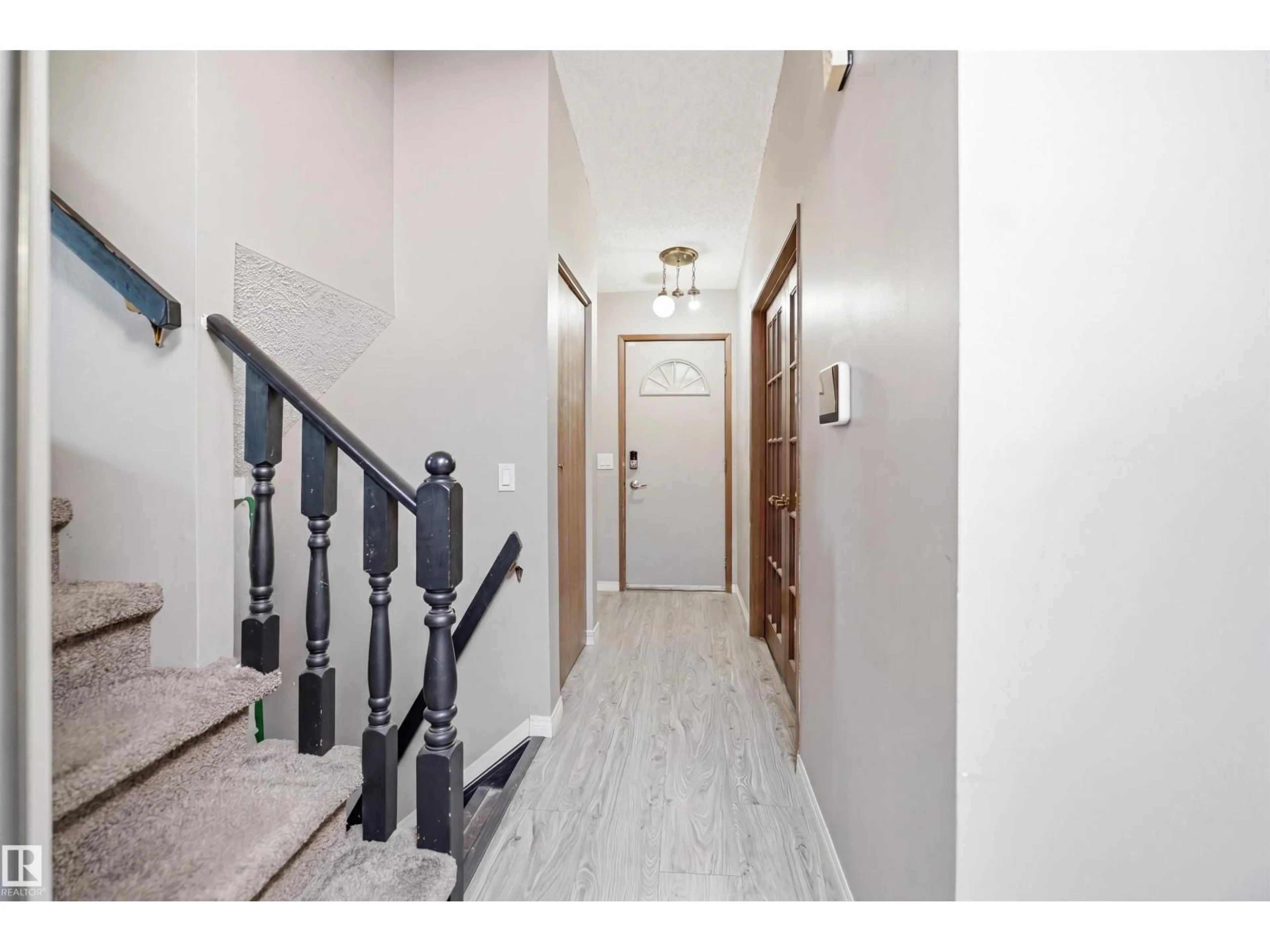 Unknown for 2107 40 ST, Edmonton Alberta T6L4E9