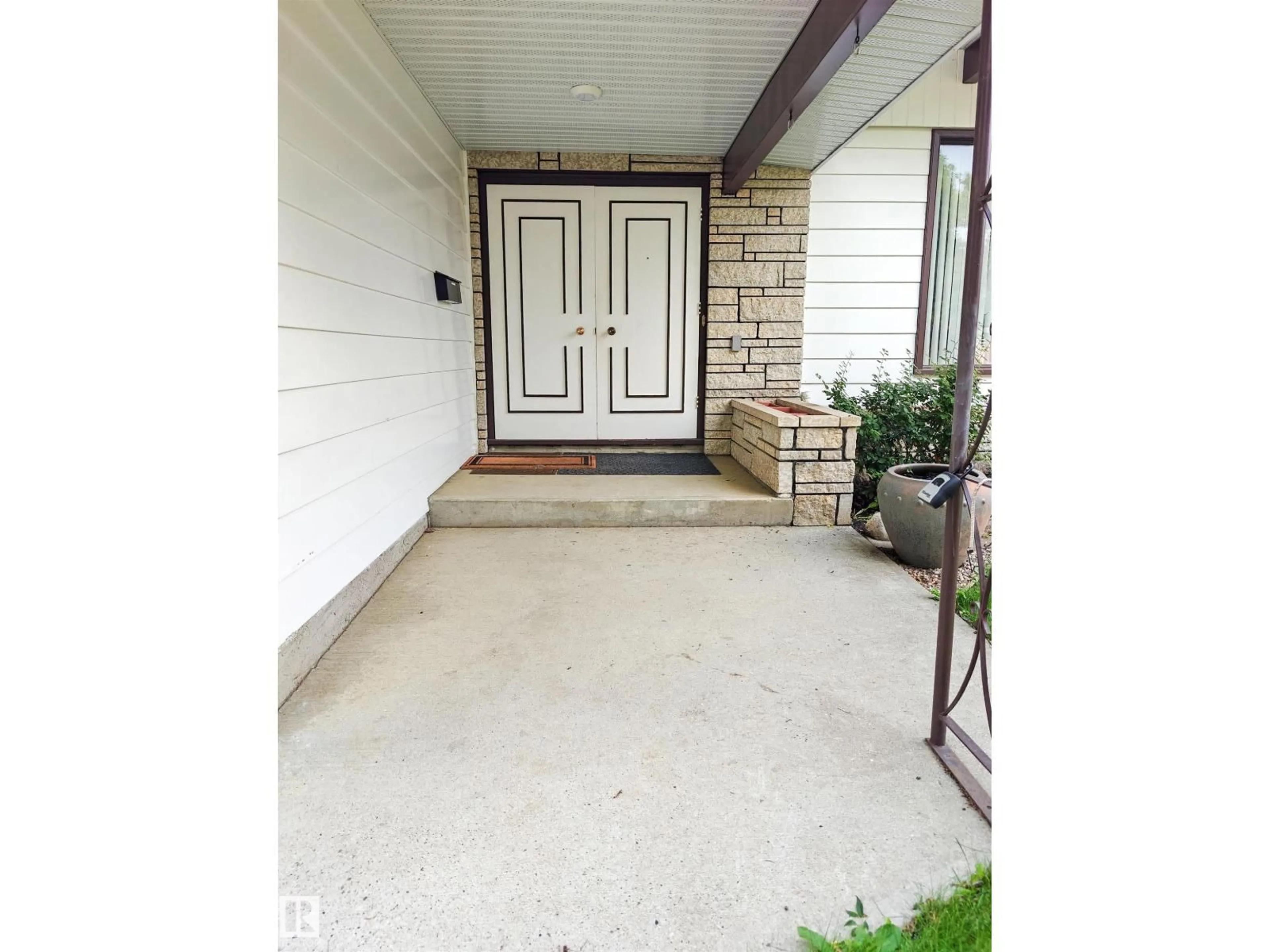 Indoor entryway for 15012 63 ST, Edmonton Alberta T5A2B8