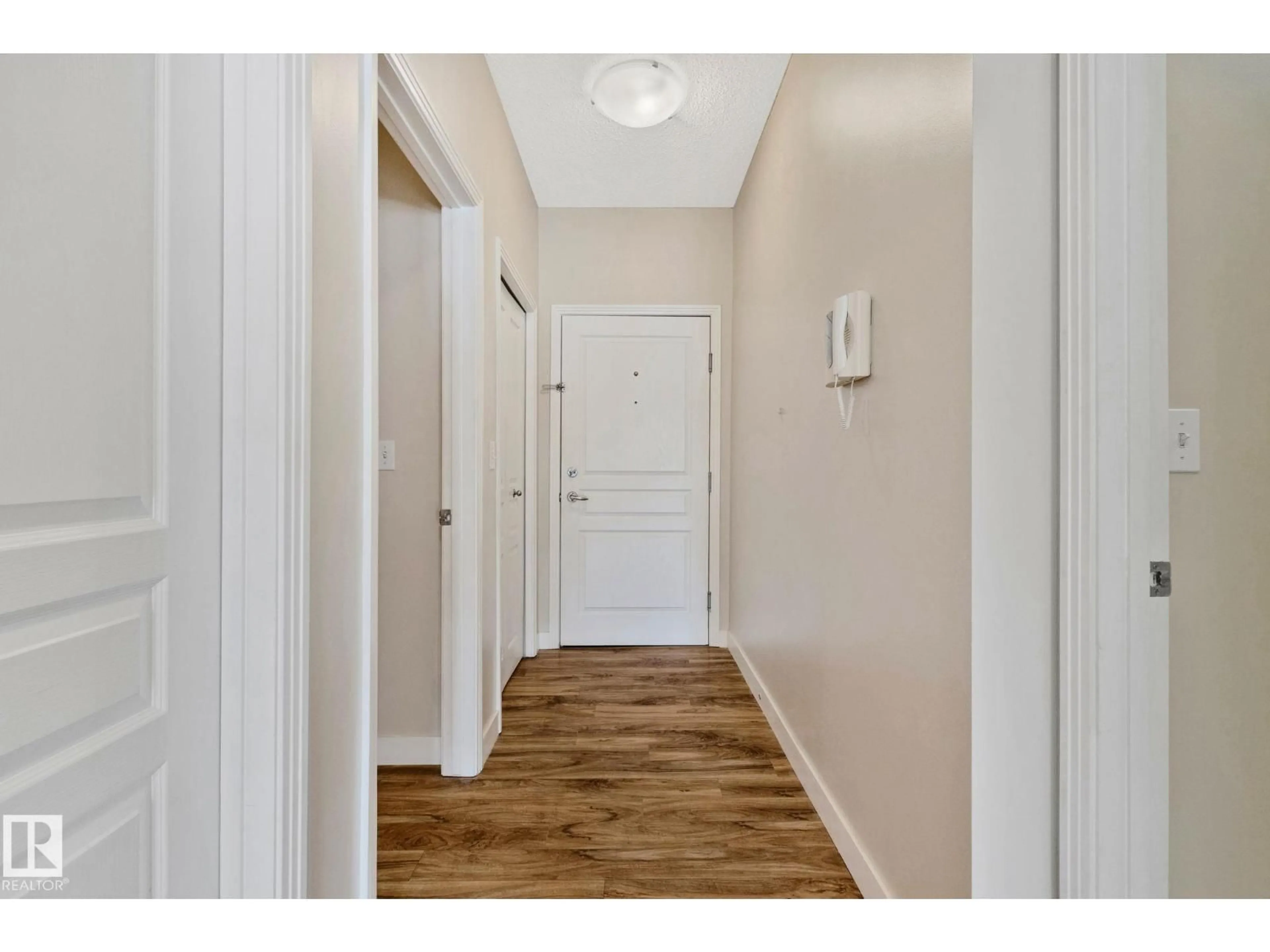 Indoor entryway for 120 8931 156 ST NW, Edmonton Alberta T5R1Y6