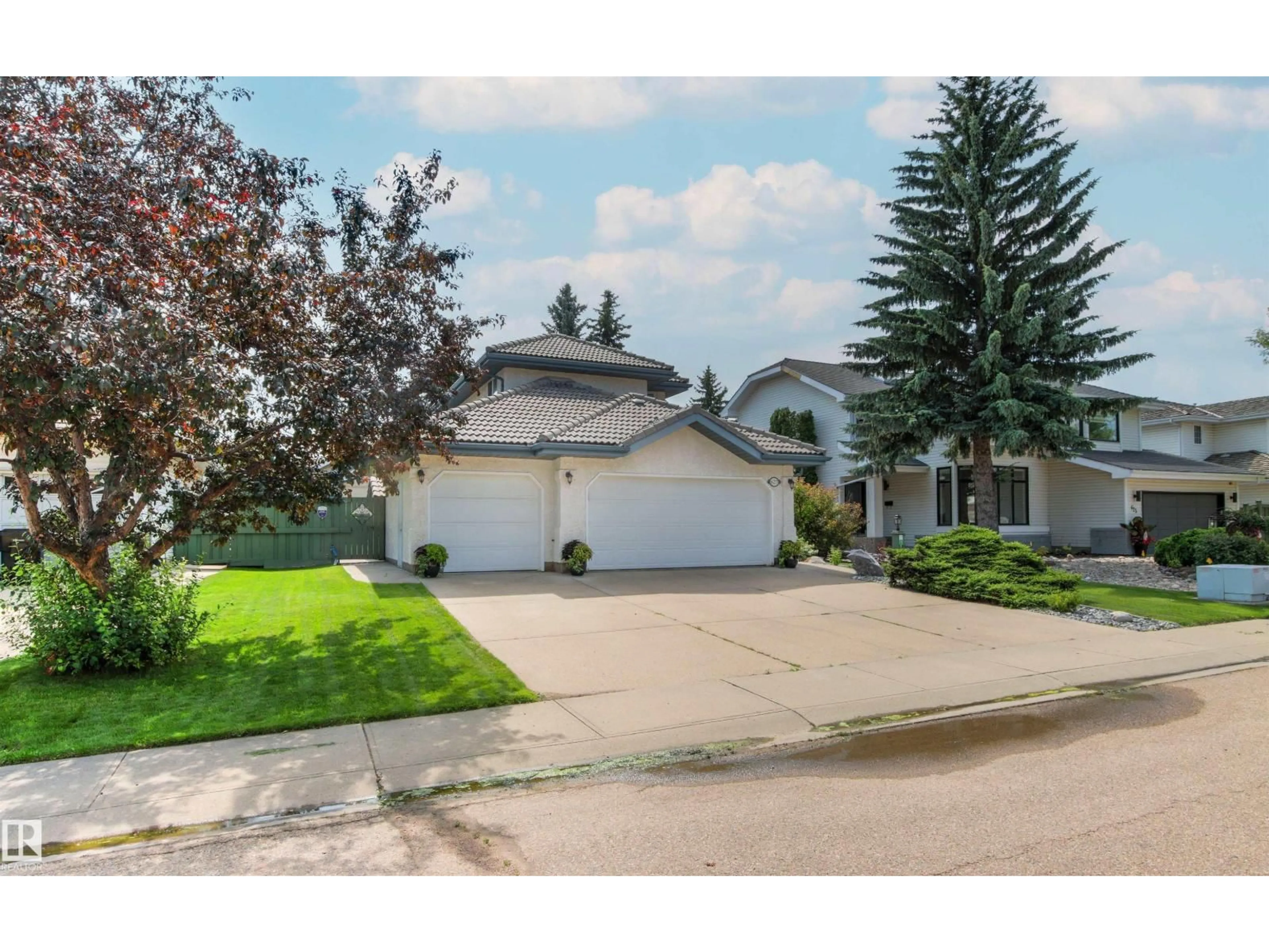 A pic from outside/outdoor area/front of a property/back of a property/a pic from drone, street for 627 WOTHERSPOON CL, Edmonton Alberta T6M2K2