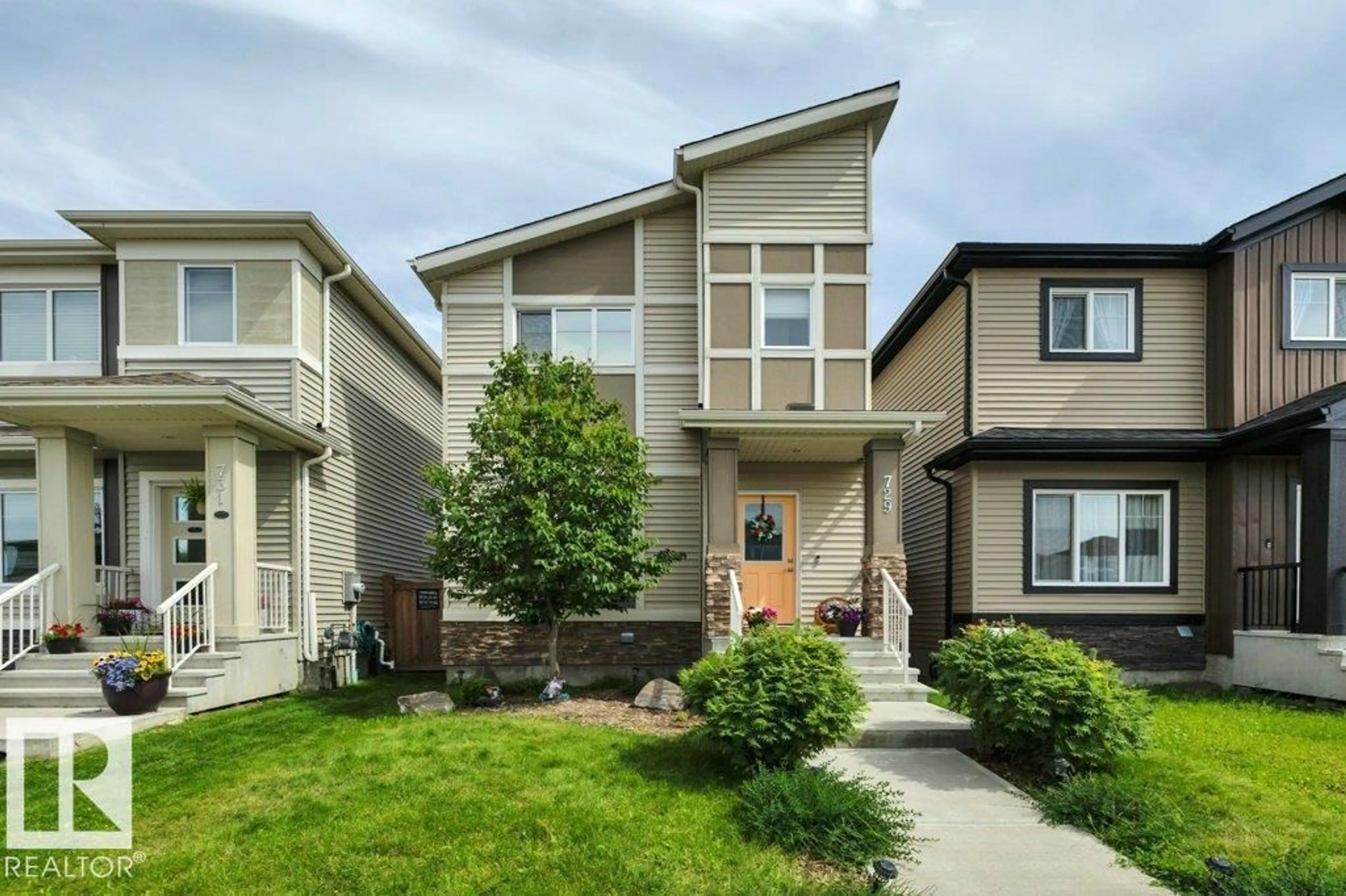 Home with vinyl exterior material, street for 729 BERG LO, Leduc Alberta T9E1G8