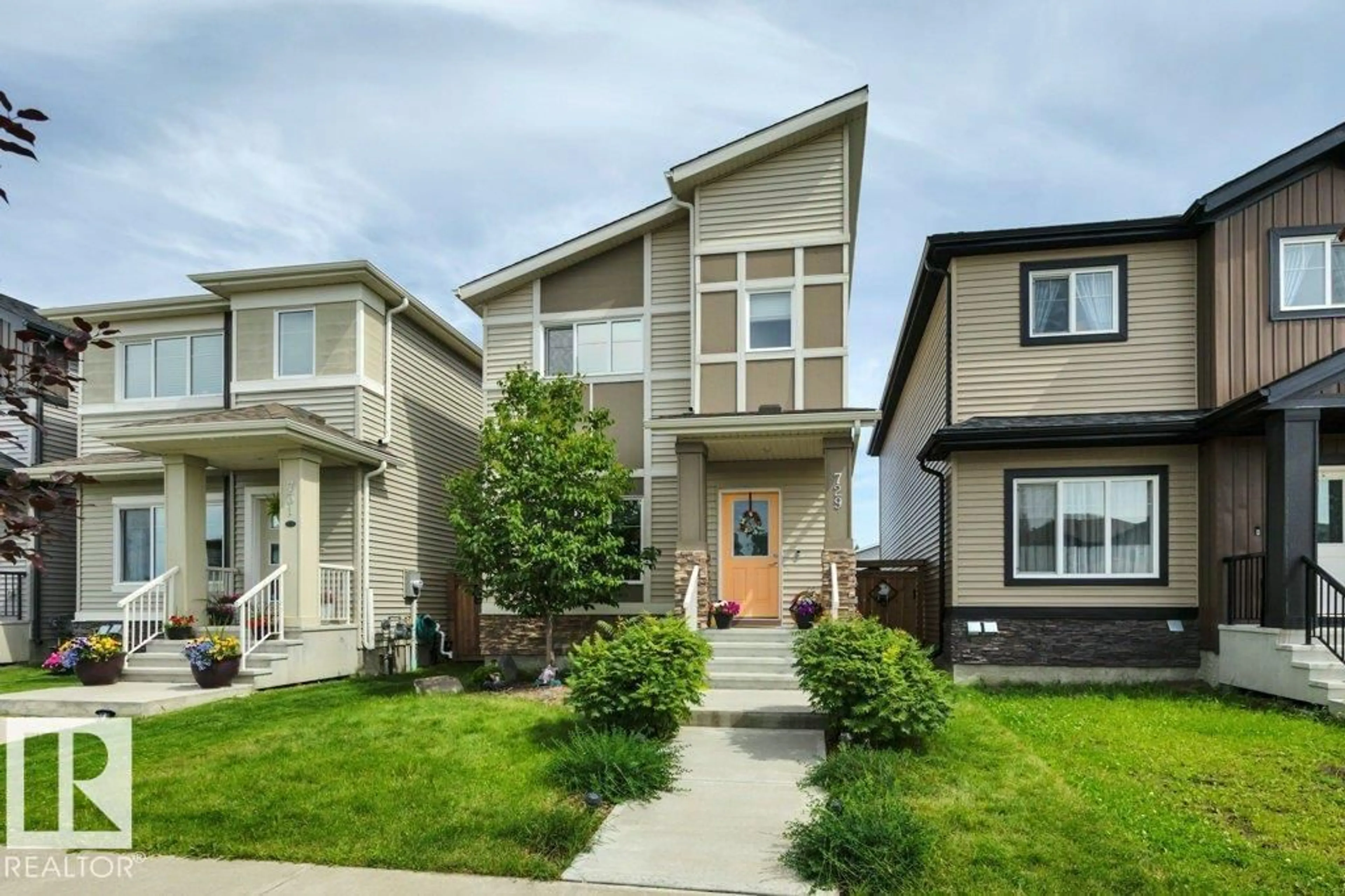 Home with vinyl exterior material, street for 729 BERG LO, Leduc Alberta T9E1G8