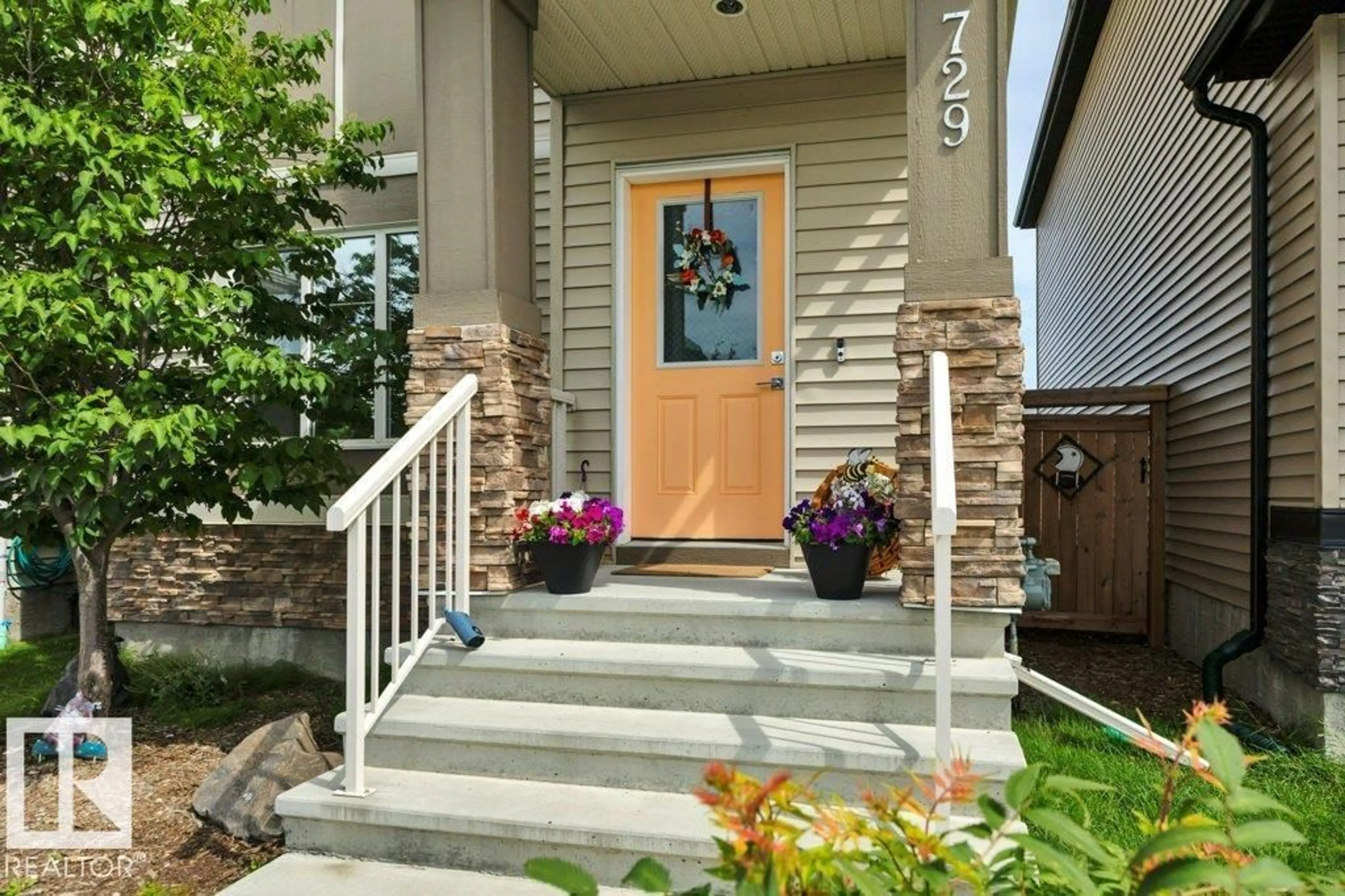 Indoor entryway for 729 BERG LO, Leduc Alberta T9E1G8