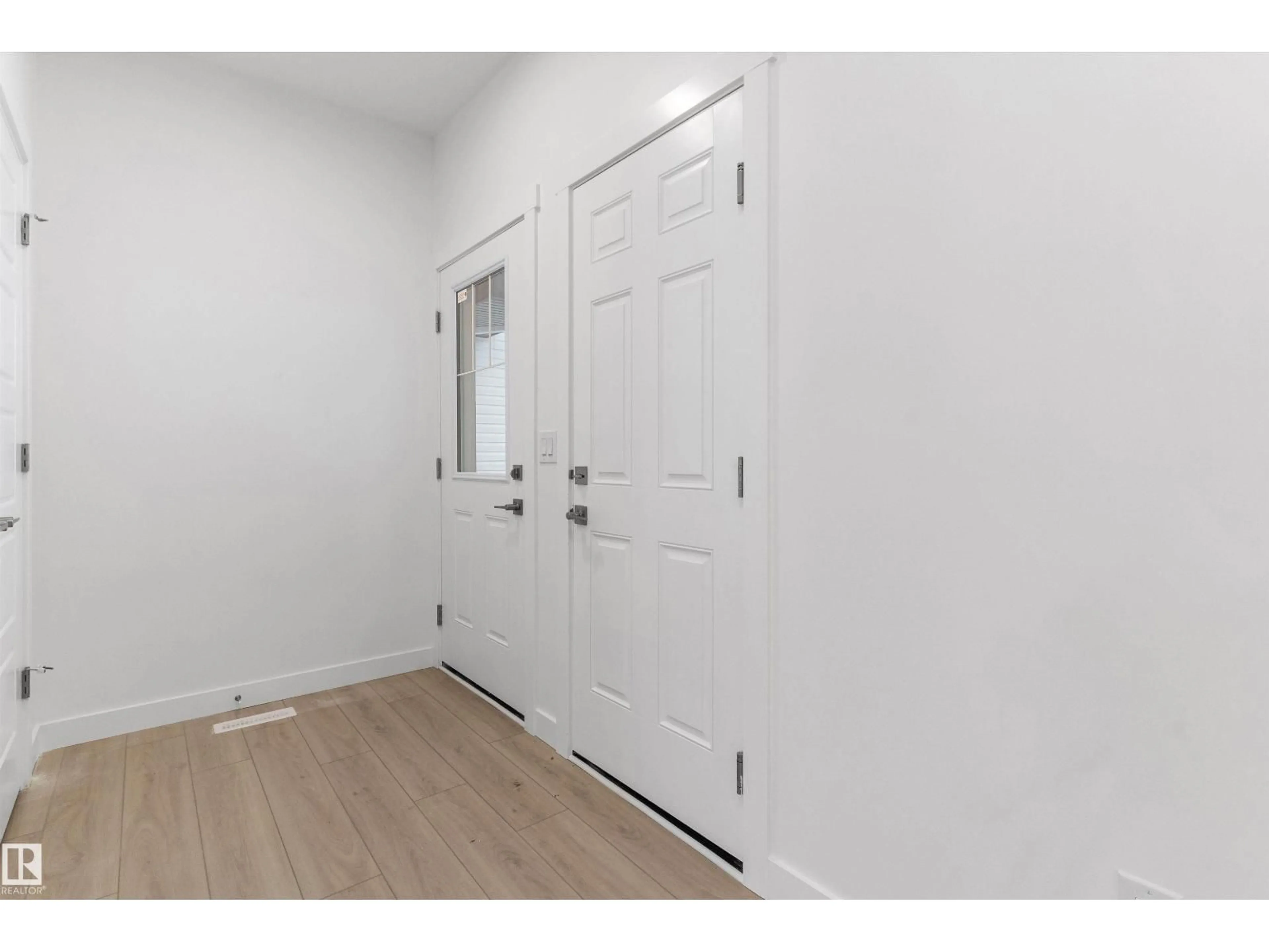 Indoor entryway for 913 19 AV, Edmonton Alberta T6T2X4