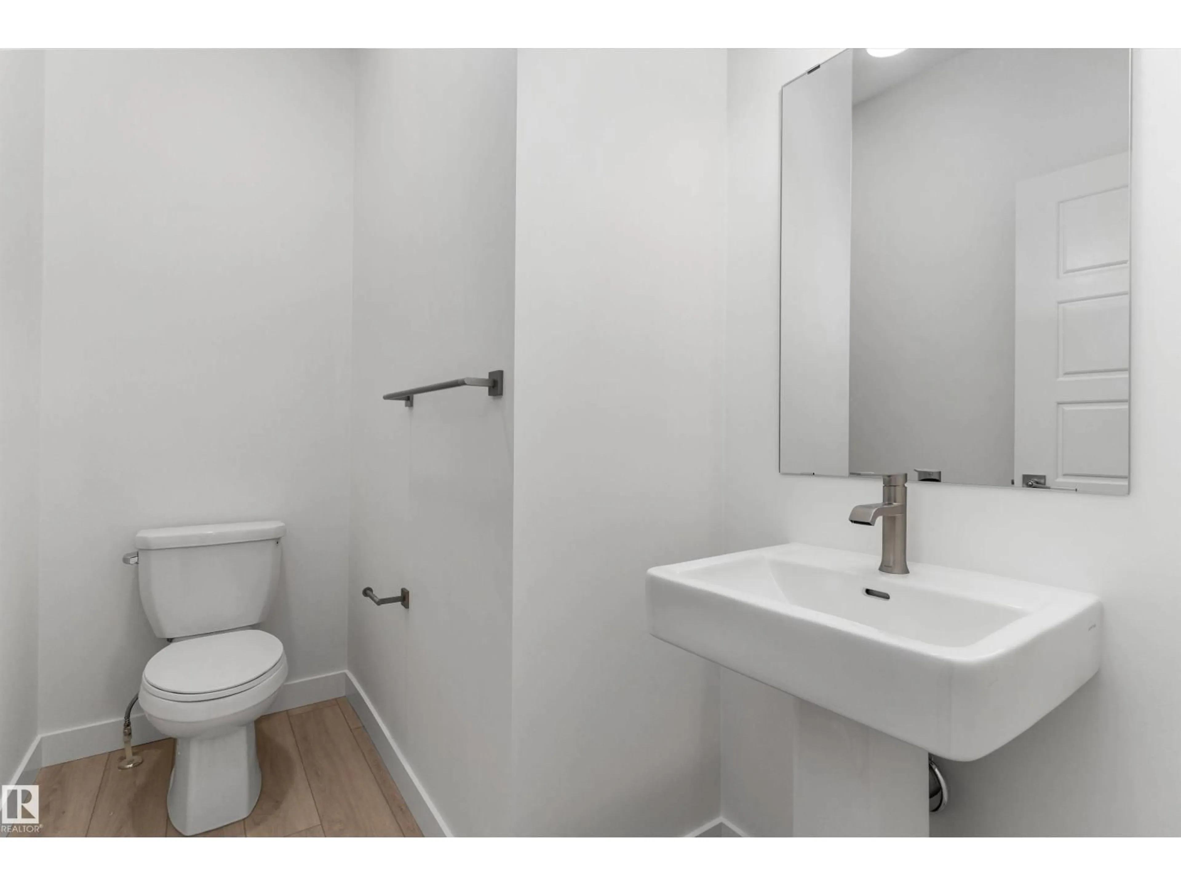 Standard bathroom, unknown for 913 19 AV, Edmonton Alberta T6T2X4