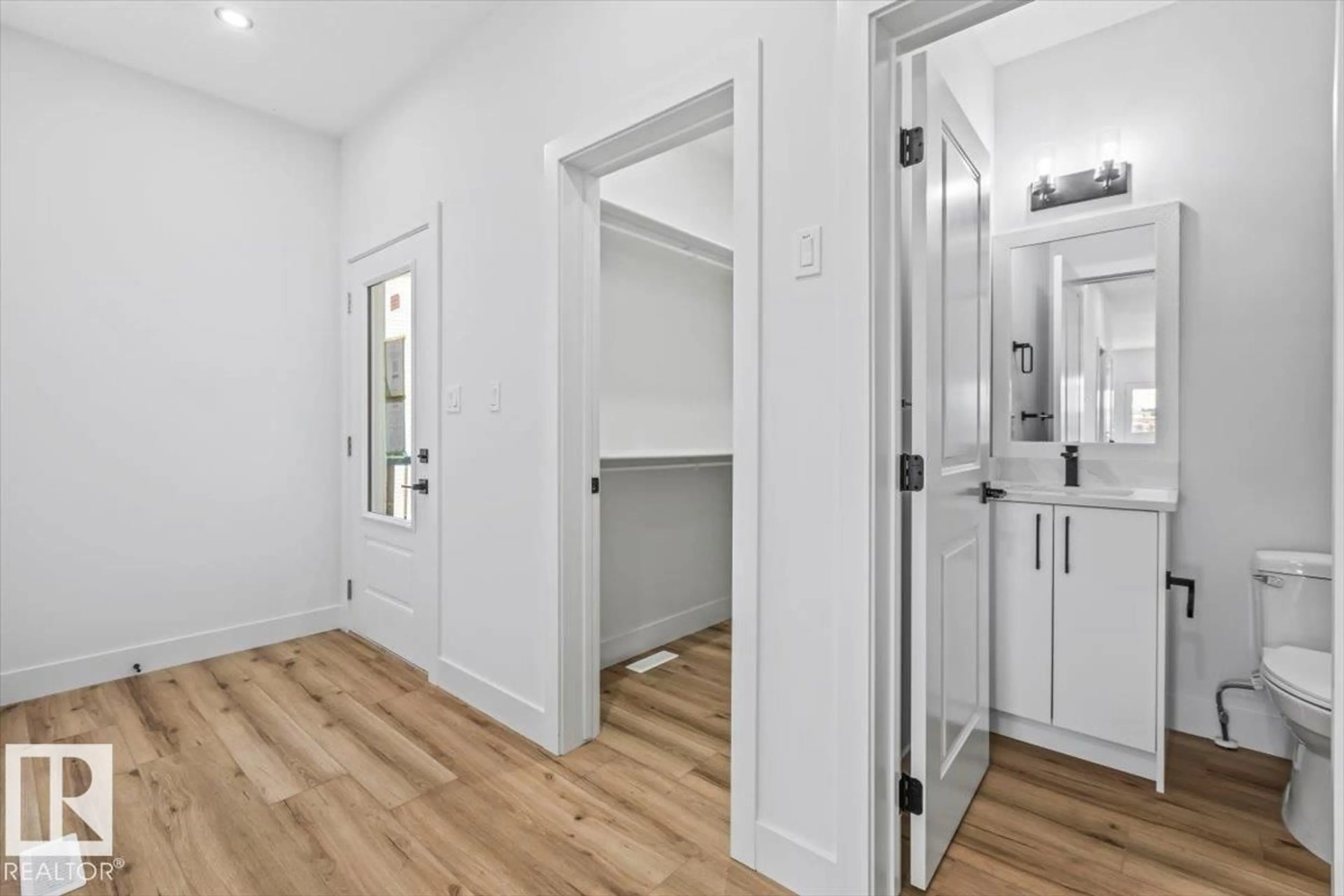 Indoor entryway for 25 FOXTAIL RD, Fort Saskatchewan Alberta T8L0Z5