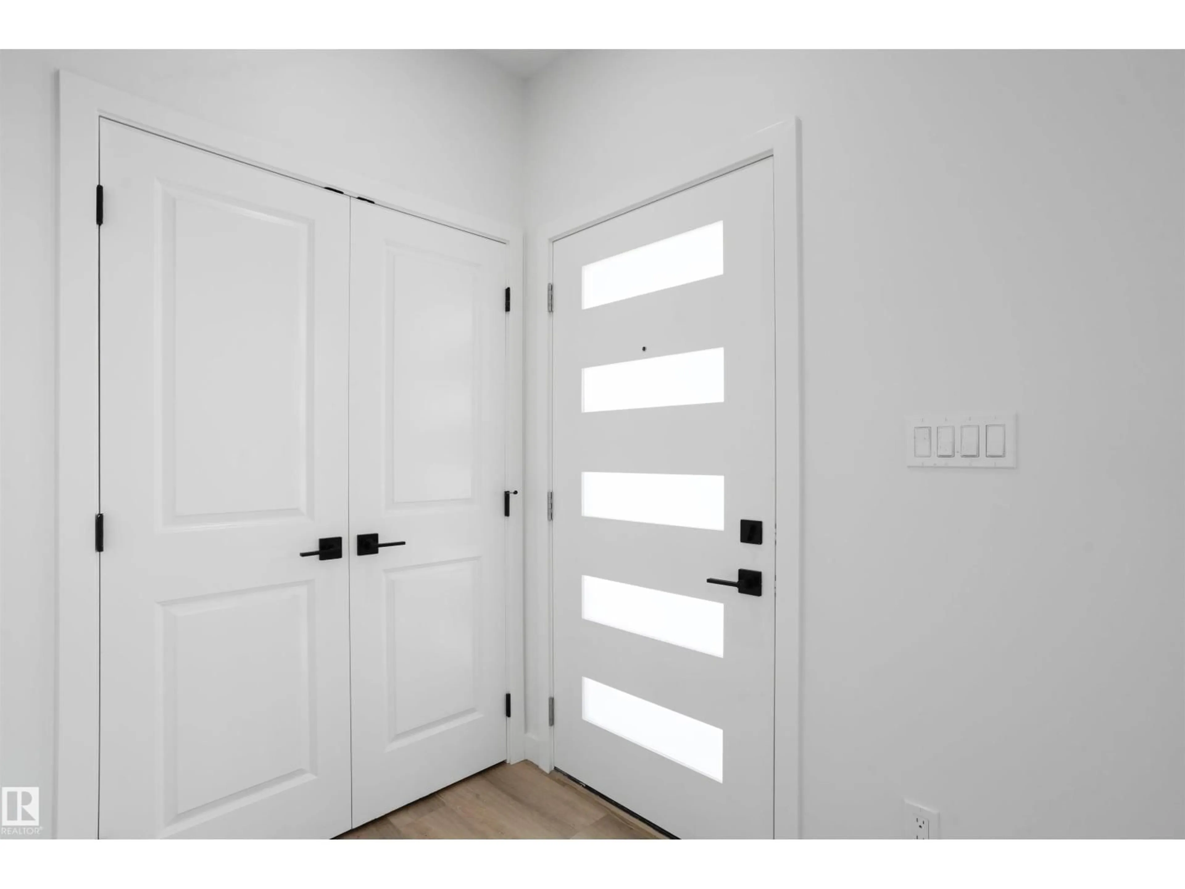 Indoor entryway for NW - 1547 211 ST, Edmonton Alberta T6M3P1