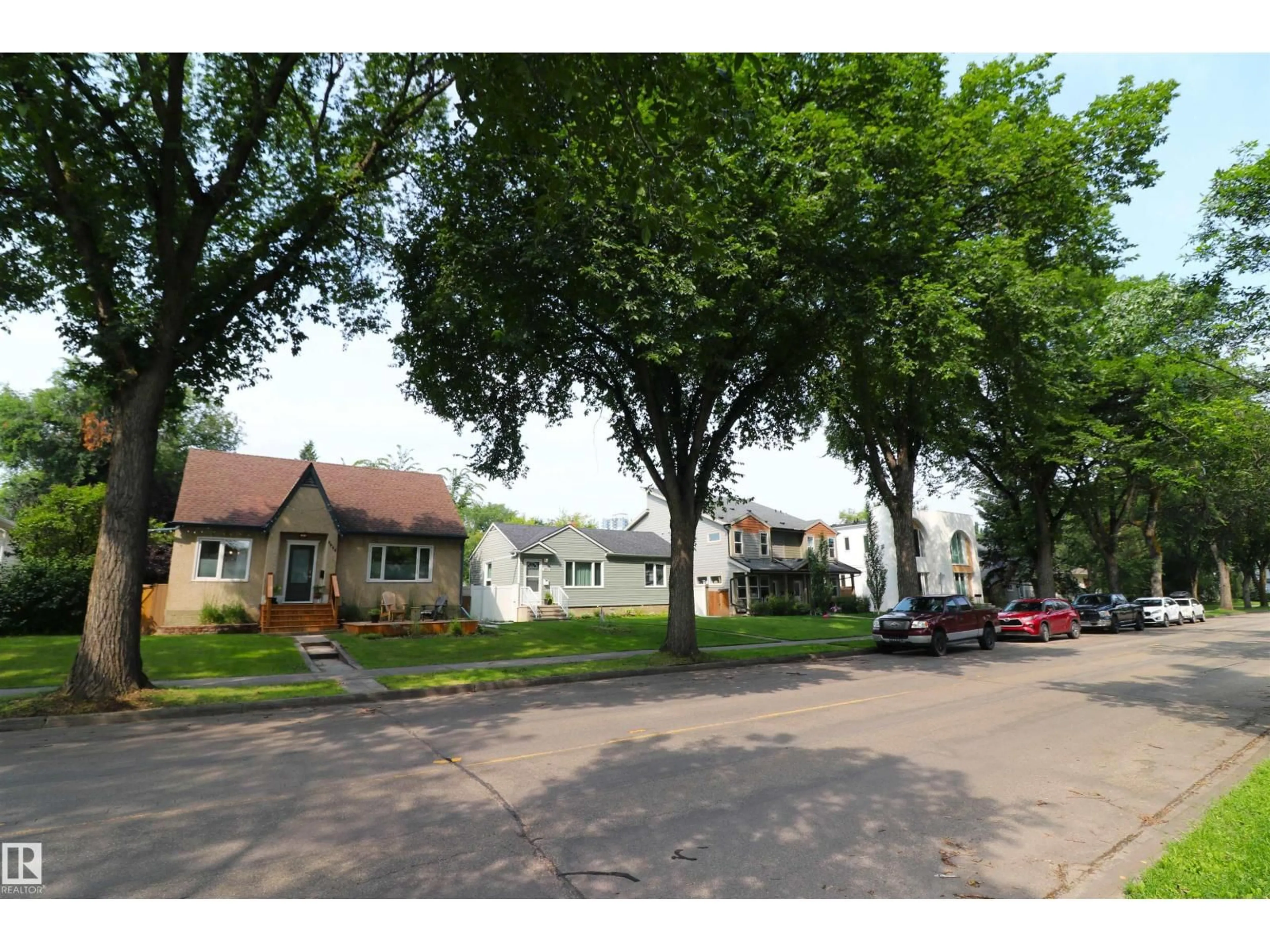 A pic from outside/outdoor area/front of a property/back of a property/a pic from drone, street for NW - 8620 79 ST, Edmonton Alberta T6C2P5