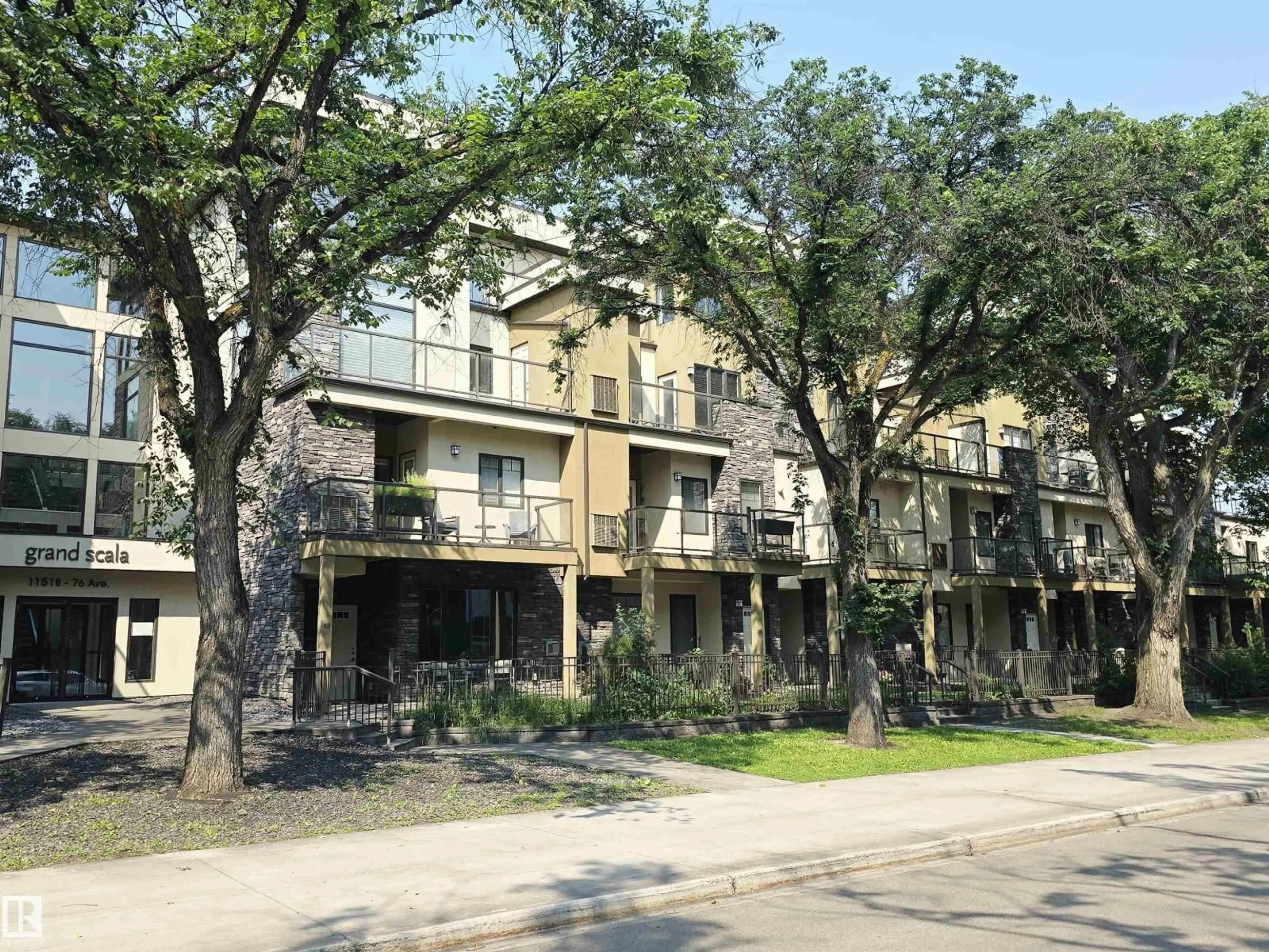 Patio, street for 21 - 11518 76 AV, Edmonton Alberta T6G0K7
