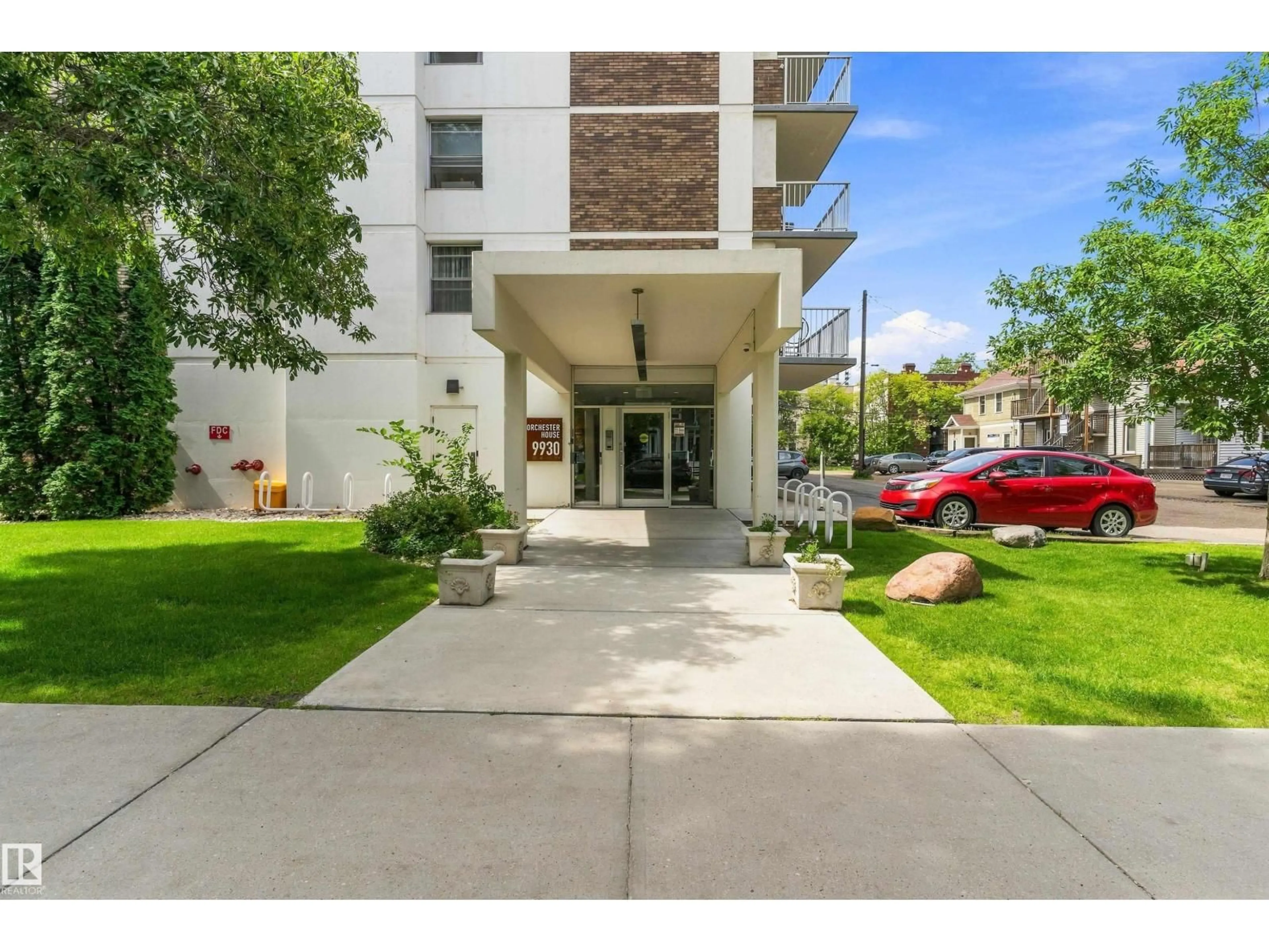 Indoor foyer for 706 - 9930 113 ST NW, Edmonton Alberta T5K1N6